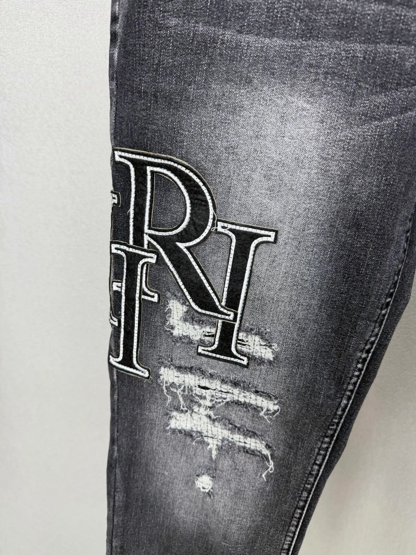 Amiri 2026New Arrival ripped black patch embroidered letters couple style washed stretch jeans high version high version top ceiling quality styles with different washed textures, very friendly to people with thin legs and thick legs, straight and loose version very flattering leg shape timeless moderate length, easy to match with casual, basic styling for various styles, a must-have in the wardrobe! The fabric is stiff but also makes the upper body soft without losing texture. The washing process is even more perfect. It is a must-have item for everyone! ! ! Washed wheat, tag, pants label, three labels complete Color: washed black Size: 28, 30, 32, 34 (four sizes)