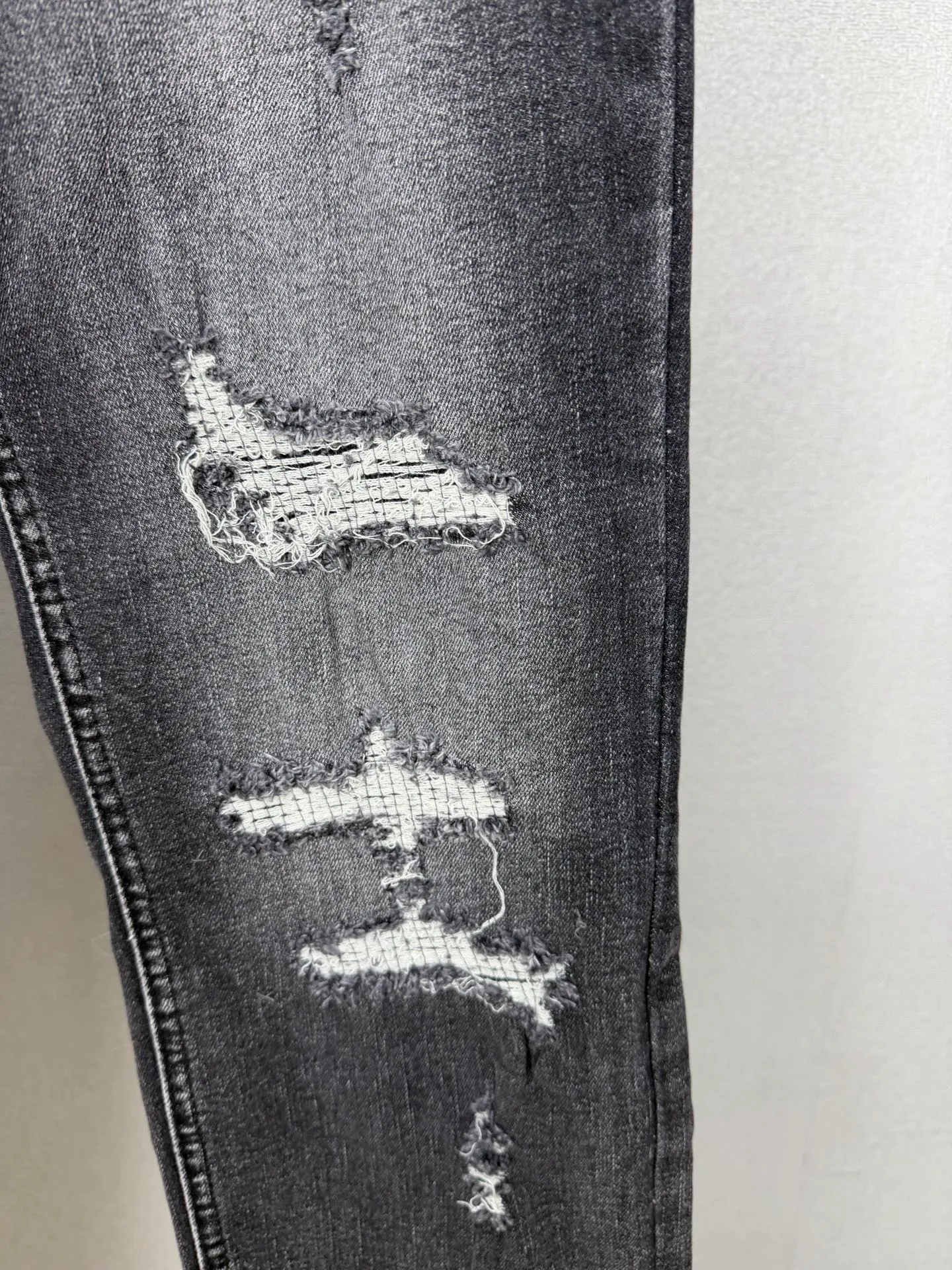 Amiri 2026New Arrival ripped black patch embroidered letters couple style washed stretch jeans high version high version top ceiling quality styles with different washed textures, very friendly to people with thin legs and thick legs, straight and loose version very flattering leg shape timeless moderate length, easy to match with casual, basic styling for various styles, a must-have in the wardrobe! The fabric is stiff but also makes the upper body soft without losing texture. The washing process is even more perfect. It is a must-have item for everyone! ! ! Washed wheat, tag, pants label, three labels complete Color: washed black Size: 28, 30, 32, 34 (four sizes)