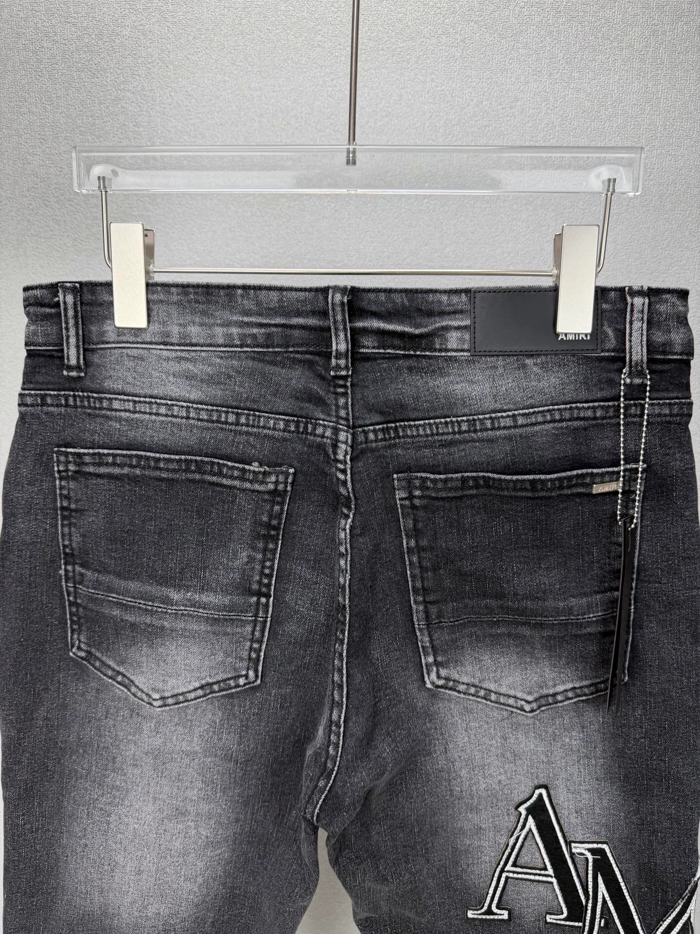 Amiri 2026New Arrival ripped black patch embroidered letters couple style washed stretch jeans high version high version top ceiling quality styles with different washed textures, very friendly to people with thin legs and thick legs, straight and loose version very flattering leg shape timeless moderate length, easy to match with casual, basic styling for various styles, a must-have in the wardrobe! The fabric is stiff but also makes the upper body soft without losing texture. The washing process is even more perfect. It is a must-have item for everyone! ! ! Washed wheat, tag, pants label, three labels complete Color: washed black Size: 28, 30, 32, 34 (four sizes)