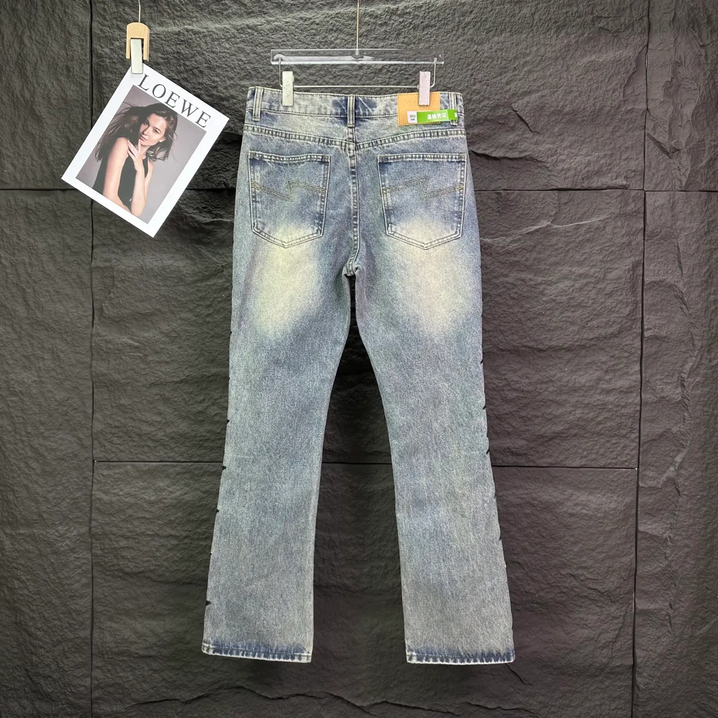 Amexnocap niche brand 2026 New Arrival leopard print black embroidery 🪡 Lightning patchwork leather couple style washed jeans High version High version Top ceiling Quality Styles with different washed textures are very friendly to people with thin legs and thick legs. The loose fit is very flattering. Moderate length that never goes out of style, easy to match with casually, basic styling for various styles, a must-have in the wardrobe! The fabric is stiff but also makes the upper body soft without losing texture. The washing process is even more perfect. It is a must-have item for everyone! ! ! Washed wheat, hang tag, pants label, three labels complete Color: washed blue Size: 28, 30, 32, 34, 36 (five sizes)
