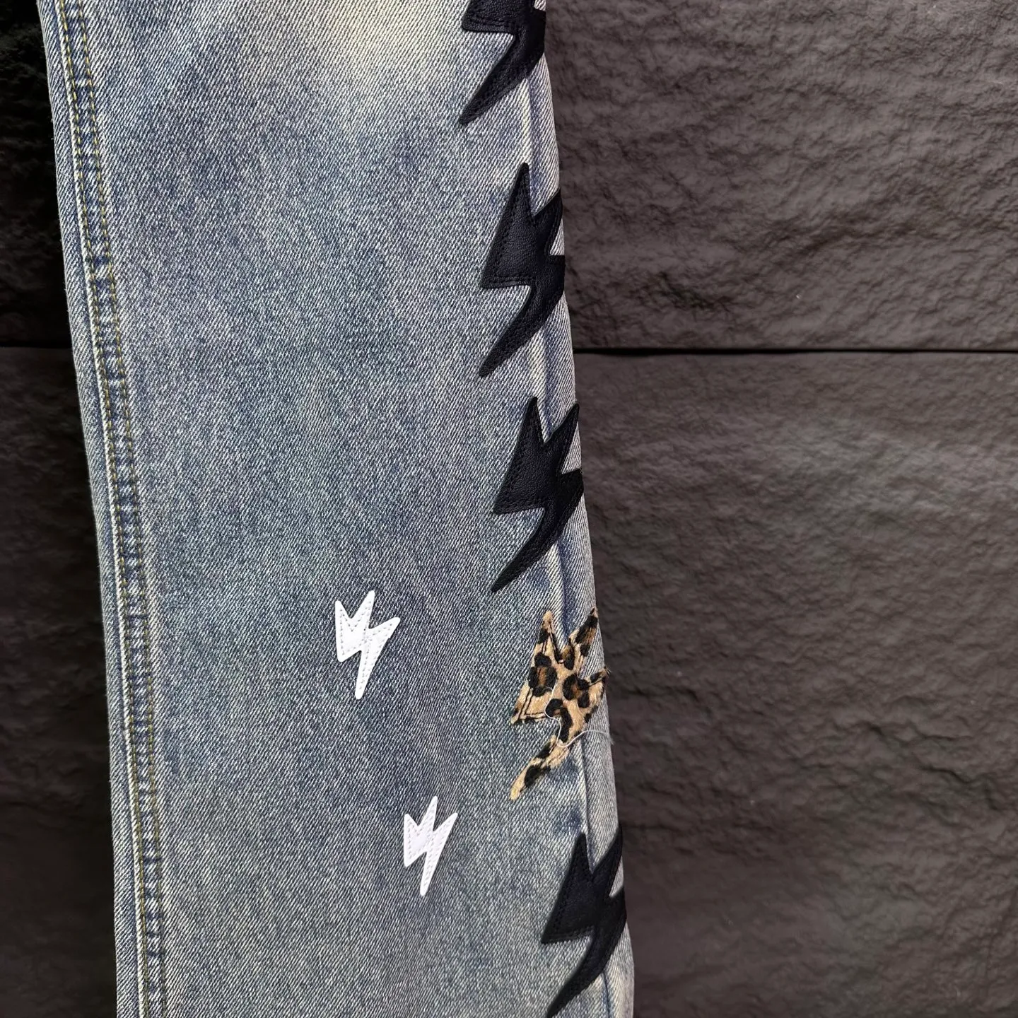 Amexnocap niche brand 2026 New Arrival leopard print black embroidery 🪡 Lightning patchwork leather couple style washed jeans High version High version Top ceiling Quality Styles with different washed textures are very friendly to people with thin legs and thick legs. The loose fit is very flattering. Moderate length that never goes out of style, easy to match with casually, basic styling for various styles, a must-have in the wardrobe! The fabric is stiff but also makes the upper body soft without losing texture. The washing process is even more perfect. It is a must-have item for everyone! ! ! Washed wheat, hang tag, pants label, three labels complete Color: washed blue Size: 28, 30, 32, 34, 36 (five sizes)