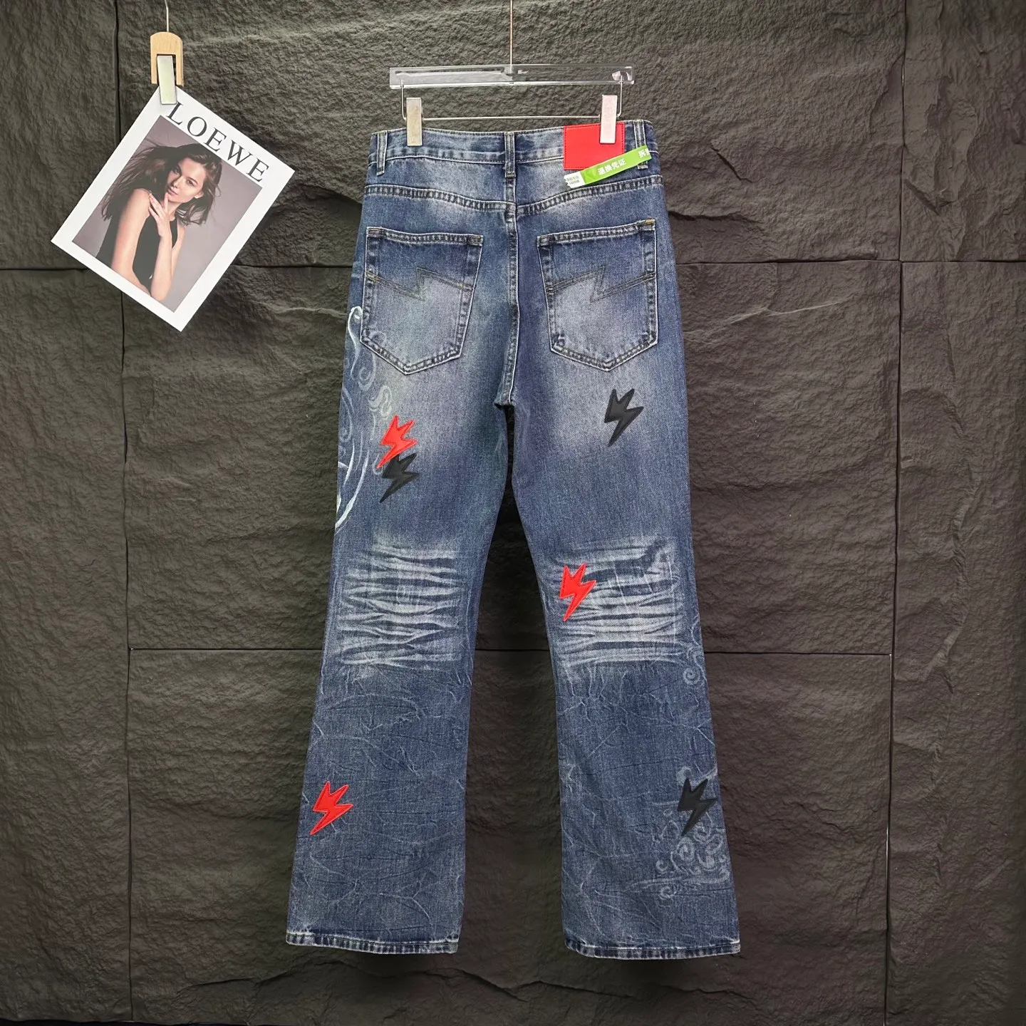 Amexnocap niche brand 2026 New Arrival limited splash ink Retro embroidery 🪡 Lightning patchwork leather couple style washed jeans High version High version Top ceiling Quality Styles with different washed textures are very friendly to people with thin legs and thick legs. The loose version is very flattering. Moderate length that never goes out of style, easy to match with casually, basic styling for various styles, a must-have in the wardrobe! The fabric is stiff but also makes the upper body soft without losing texture. The washing process is even more perfect. It is a must-have item for everyone! ! ! Washed wheat, hang tag, pants label, three labels complete Color: washed blue Size: 28, 30, 32, 34, 36 (five sizes)