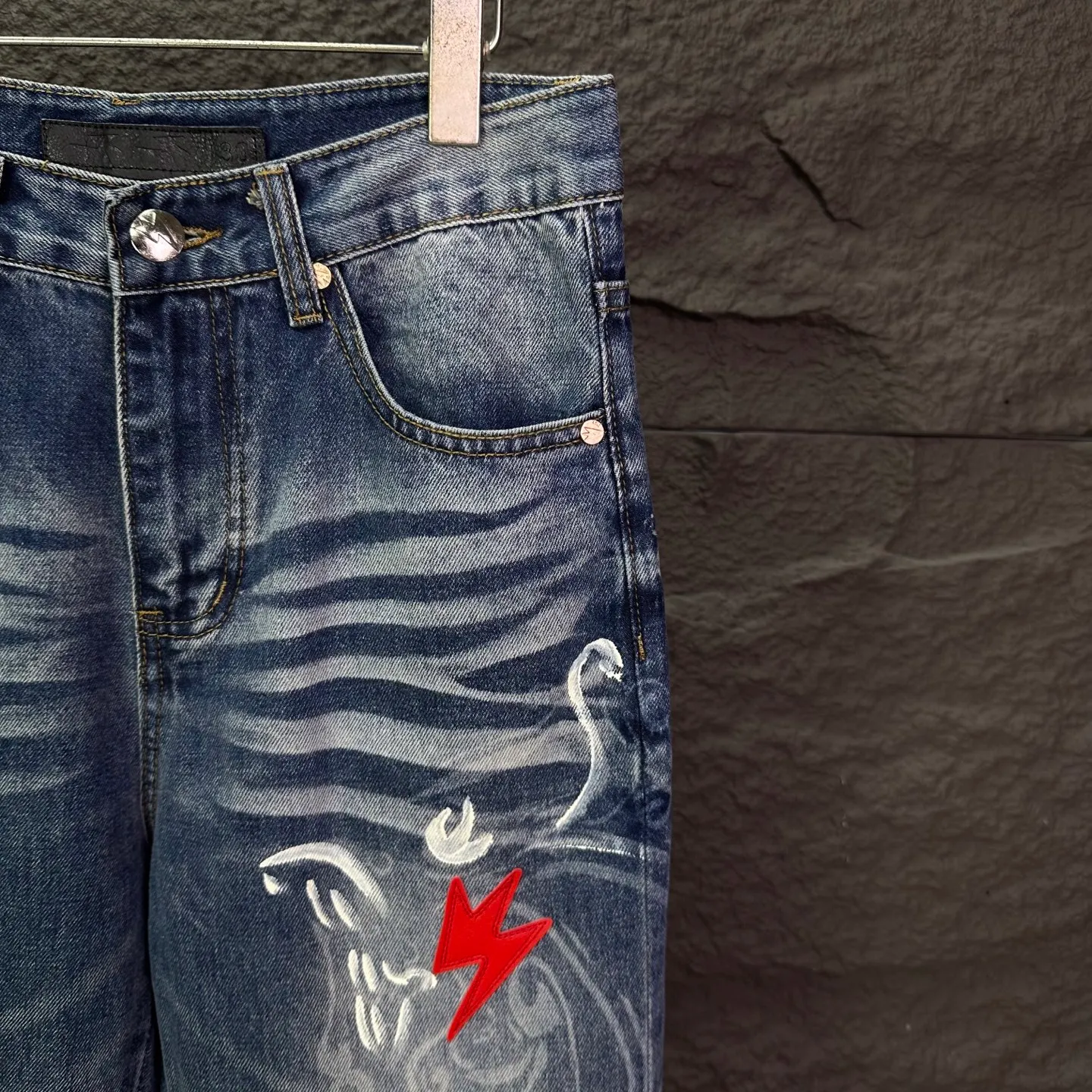 Amexnocap niche brand 2026 New Arrival limited splash ink Retro embroidery 🪡 Lightning patchwork leather couple style washed jeans High version High version Top ceiling Quality Styles with different washed textures are very friendly to people with thin legs and thick legs. The loose version is very flattering. Moderate length that never goes out of style, easy to match with casually, basic styling for various styles, a must-have in the wardrobe! The fabric is stiff but also makes the upper body soft without losing texture. The washing process is even more perfect. It is a must-have item for everyone! ! ! Washed wheat, hang tag, pants label, three labels complete Color: washed blue Size: 28, 30, 32, 34, 36 (five sizes)