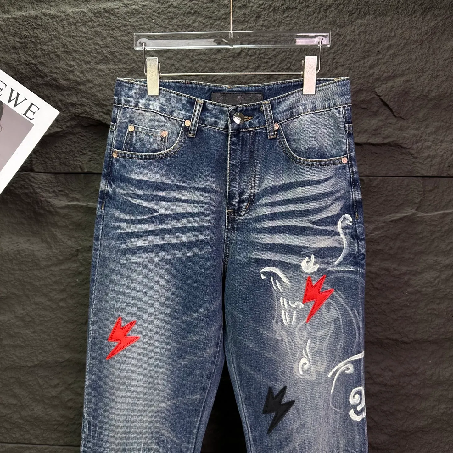 Amexnocap niche brand 2026 New Arrival limited splash ink Retro embroidery 🪡 Lightning patchwork leather couple style washed jeans High version High version Top ceiling Quality Styles with different washed textures are very friendly to people with thin legs and thick legs. The loose version is very flattering. Moderate length that never goes out of style, easy to match with casually, basic styling for various styles, a must-have in the wardrobe! The fabric is stiff but also makes the upper body soft without losing texture. The washing process is even more perfect. It is a must-have item for everyone! ! ! Washed wheat, hang tag, pants label, three labels complete Color: washed blue Size: 28, 30, 32, 34, 36 (five sizes)