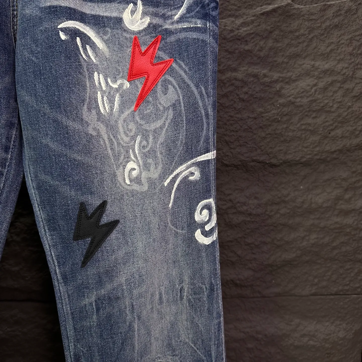 Amexnocap niche brand 2026 New Arrival limited splash ink Retro embroidery 🪡 Lightning patchwork leather couple style washed jeans High version High version Top ceiling Quality Styles with different washed textures are very friendly to people with thin legs and thick legs. The loose version is very flattering. Moderate length that never goes out of style, easy to match with casually, basic styling for various styles, a must-have in the wardrobe! The fabric is stiff but also makes the upper body soft without losing texture. The washing process is even more perfect. It is a must-have item for everyone! ! ! Washed wheat, hang tag, pants label, three labels complete Color: washed blue Size: 28, 30, 32, 34, 36 (five sizes)