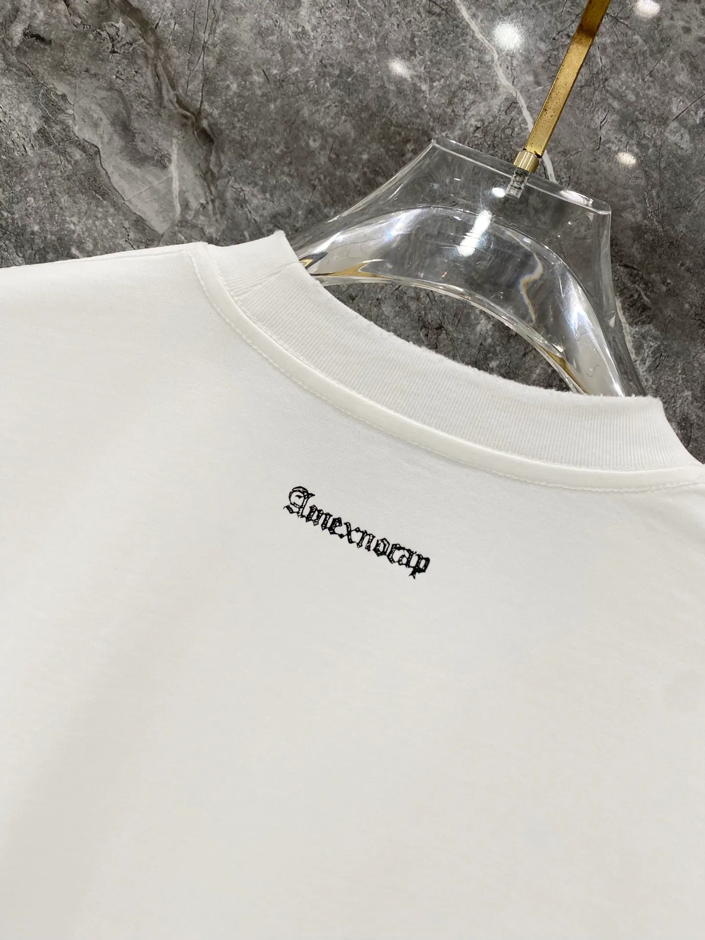 Lightning 26SS's latest top-notch double-needle stitching neckline, hot-drilled large logo pattern, brand elements and iconic letters hand-painted short-sleeved T-shirt, frayed and torn on the four sides, highlighting the brand's charm. Fabric: Made of G Premium imported pure cotton double yarn. Craftsmanship: Customized 1:1 perm. Washing water: Full garment wash and fraying process. Color: Black-White [Same Style for Men and Women] Size: M - XXXL [Loose Fit]