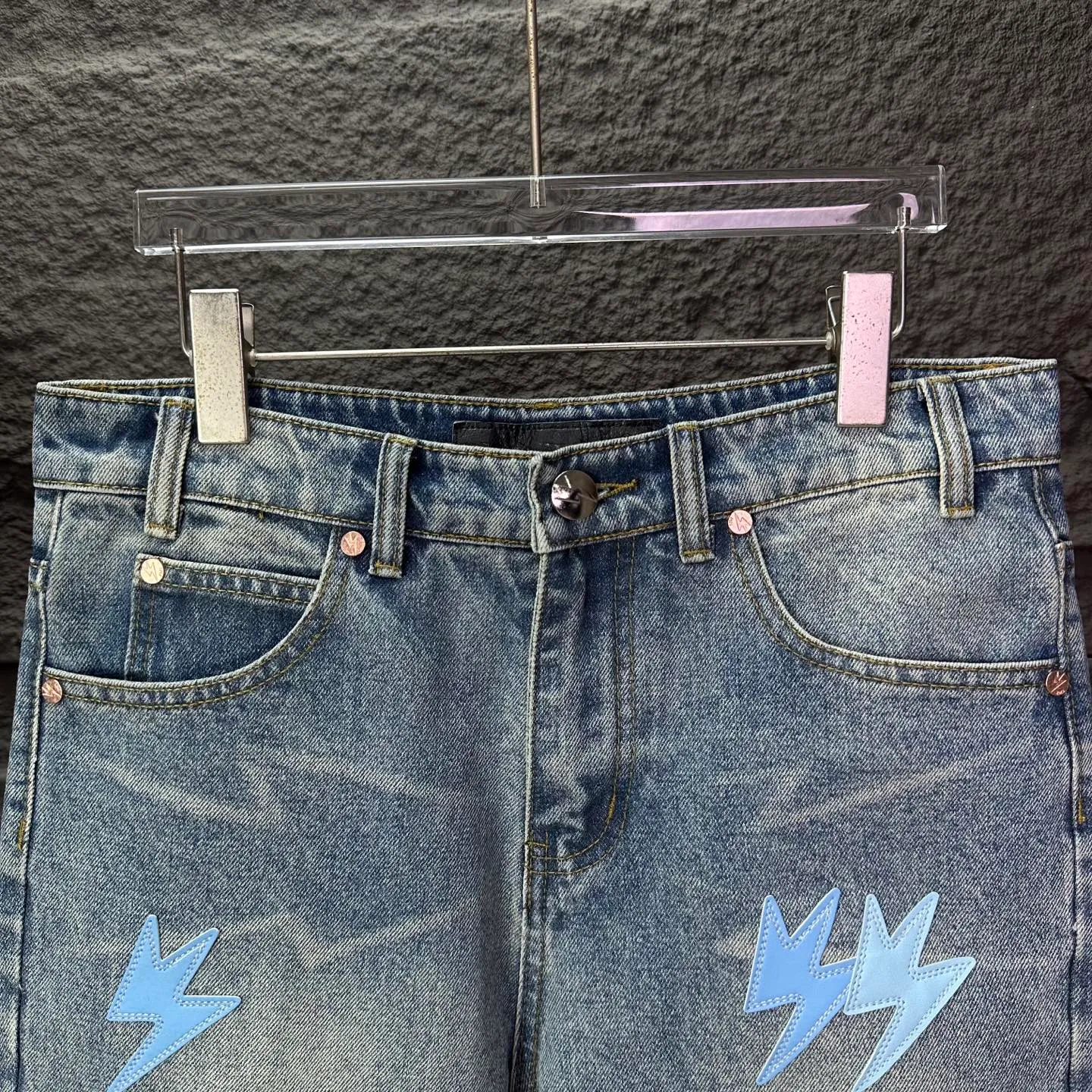 Amexnocap niche brand 2025 New Arrival Blue Lightning ️Patch leather couple style washed jeans High version High version Top ceiling Quality Styles with different washed textures are very friendly to people with thin legs and thick legs. The slightly flared version is very flattering to the leg shape. Moderate length that never goes out of style, easy to match with casual, basic styling for various styles, a must-have in the wardrobe! The fabric is stiff but also makes the upper body soft without losing texture. The washing process is even more perfect. It is a must-have item for everyone! ! ! Washed wheat, hang tag, pants label, three labels complete Color: Light Blue Size: 28, 30, 32, 34, 36 (five sizes)
