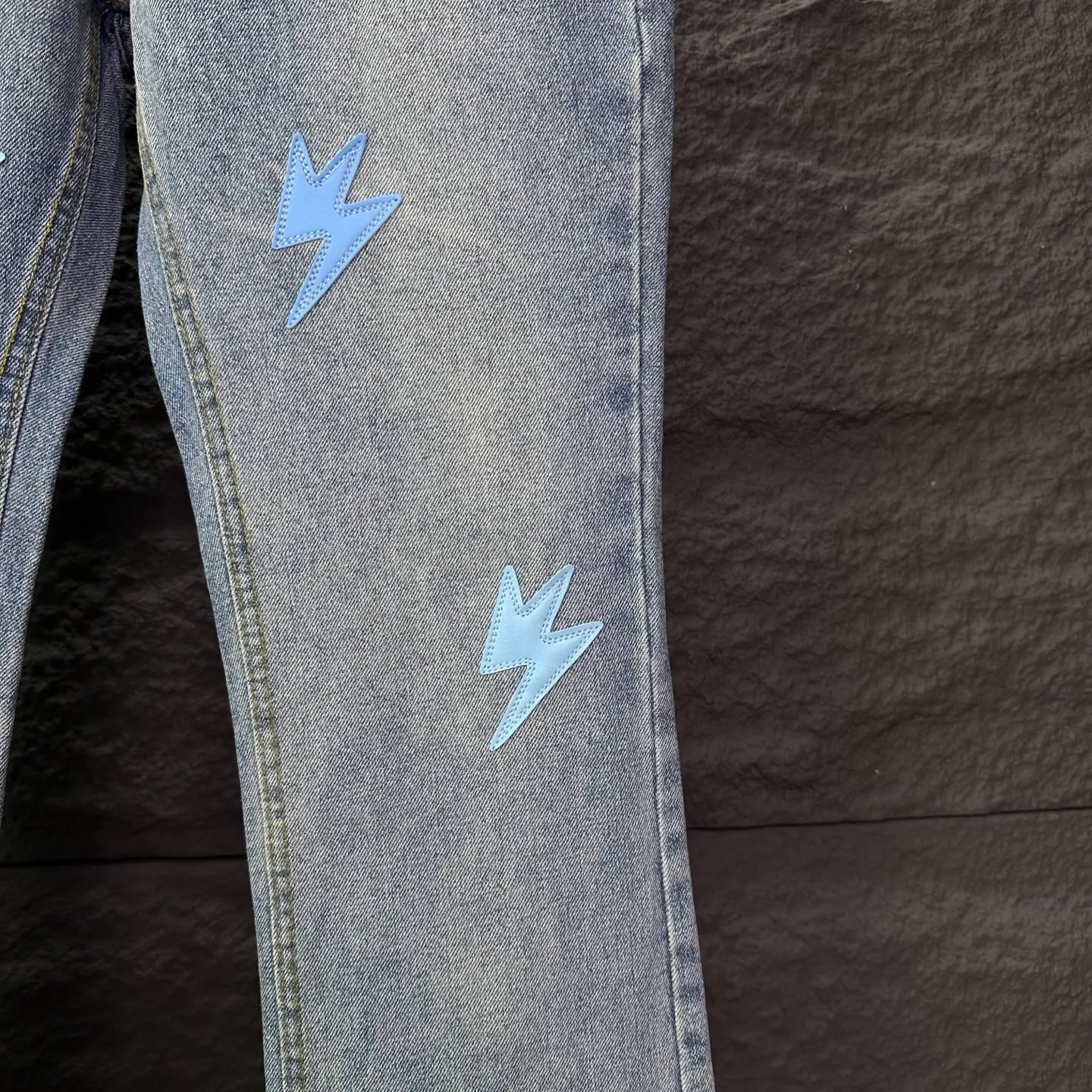 Amexnocap niche brand 2025 New Arrival Blue Lightning ️Patch leather couple style washed jeans High version High version Top ceiling Quality Styles with different washed textures are very friendly to people with thin legs and thick legs. The slightly flared version is very flattering to the leg shape. Moderate length that never goes out of style, easy to match with casual, basic styling for various styles, a must-have in the wardrobe! The fabric is stiff but also makes the upper body soft without losing texture. The washing process is even more perfect. It is a must-have item for everyone! ! ! Washed wheat, hang tag, pants label, three labels complete Color: Light Blue Size: 28, 30, 32, 34, 36 (five sizes)