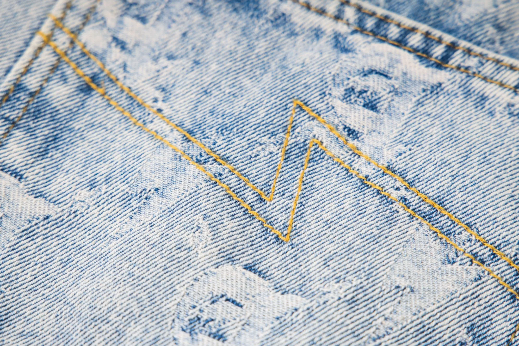 (Mainly recommended for Hot Sale) Amexnocap internet celebrity jacquard all-over print lightning jeans Same Style for men and women Same Style. Styles with different wash textures are very friendly to people with thin legs and thick legs. The straight version is very flattering to the leg shape. The moderate length is timeless and easy to match. It has the basic styling foundation of various styles and is a must-have in the wardrobe! The fabric is stiff but also makes the upper body soft without losing texture. The washing process is even more perfect. It is a must-have item for everyone! ! ! Washed wheat, hang tag, trouser label, three labels complete Style number: # Color: blue Size: 28 30 32 34 36