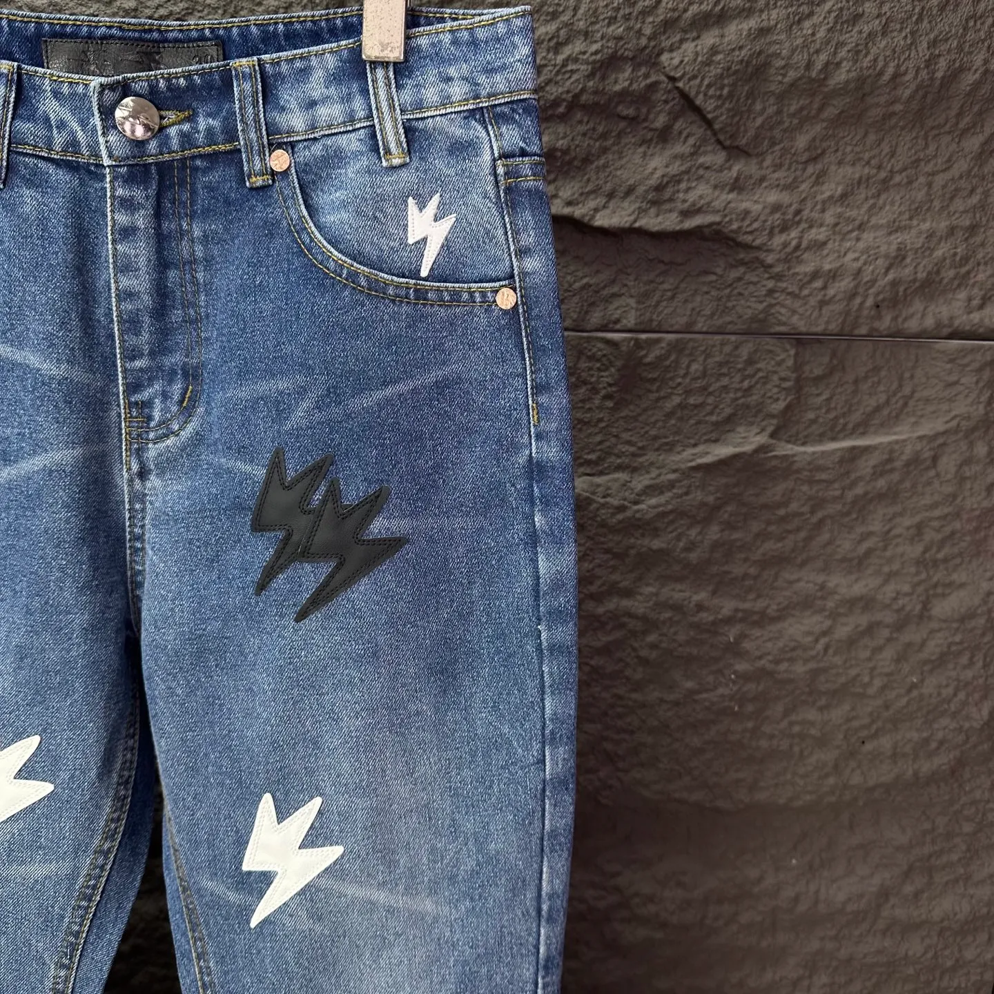 Amexnocap niche brand 2025 New Arrival Black White Lightning ️Split Leather Couple Style Washed Jeans High Version High Version Top Ceiling Quality Styles with different wash textures are very friendly to people with thin legs and thick legs. The slightly flared version is very flattering to the leg shape. Moderate length that never goes out of style, easy to match with casual, basic styling for various styles, a must-have in the wardrobe! The fabric is stiff but also makes the upper body soft without losing texture. The washing process is even more perfect. It is a must-have item for everyone! ! ! Washed wheat, hang tag, pants label, three complete labels Color: Blue Size: 28, 30, 32, 34, 36 (five sizes)