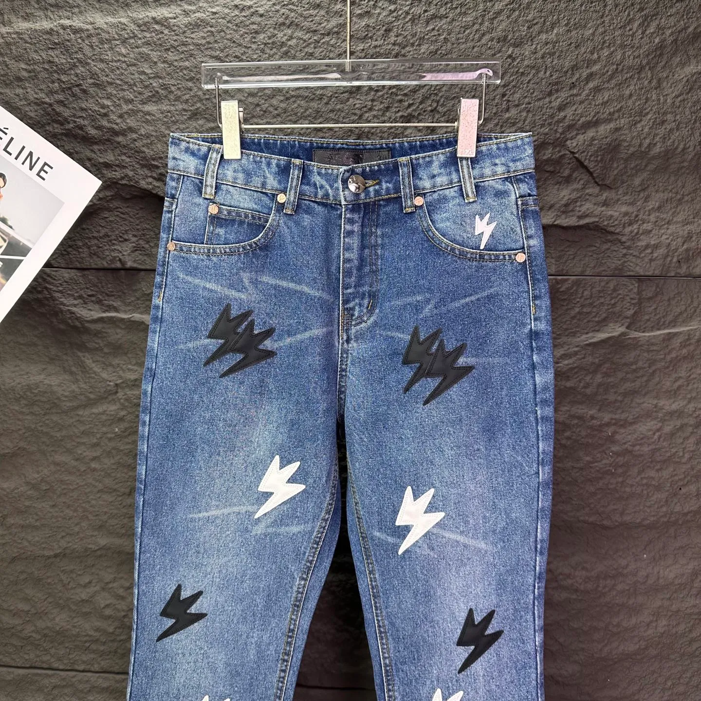 Amexnocap niche brand 2025 New Arrival Black White Lightning ️Split Leather Couple Style Washed Jeans High Version High Version Top Ceiling Quality Styles with different wash textures are very friendly to people with thin legs and thick legs. The slightly flared version is very flattering to the leg shape. Moderate length that never goes out of style, easy to match with casual, basic styling for various styles, a must-have in the wardrobe! The fabric is stiff but also makes the upper body soft without losing texture. The washing process is even more perfect. It is a must-have item for everyone! ! ! Washed wheat, hang tag, pants label, three complete labels Color: Blue Size: 28, 30, 32, 34, 36 (five sizes)