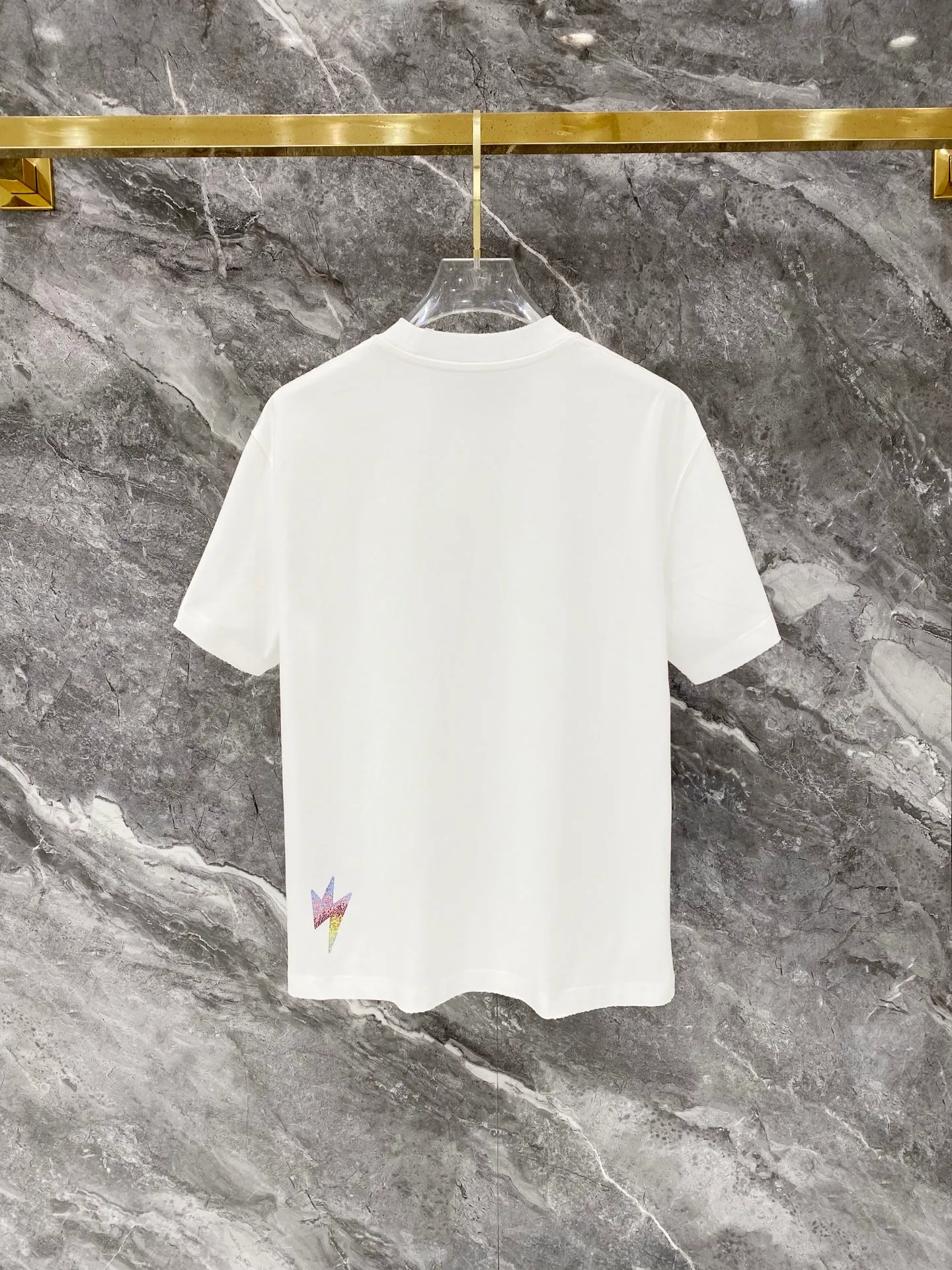 Lightning 26SS's latest top-notch double-needle stitching neckline, hot-drilled large logo pattern, brand elements and iconic letters hand-painted short-sleeved T-shirt, frayed and torn on the four sides, highlighting the brand's charm. Fabric: Made of G Premium imported pure cotton double yarn. Craftsmanship: Customized 1:1 perm. Washing water: Full garment wash and fraying process. Color: Black-White [Same Style for Men and Women] Size: M - XXXL [Loose Fit]