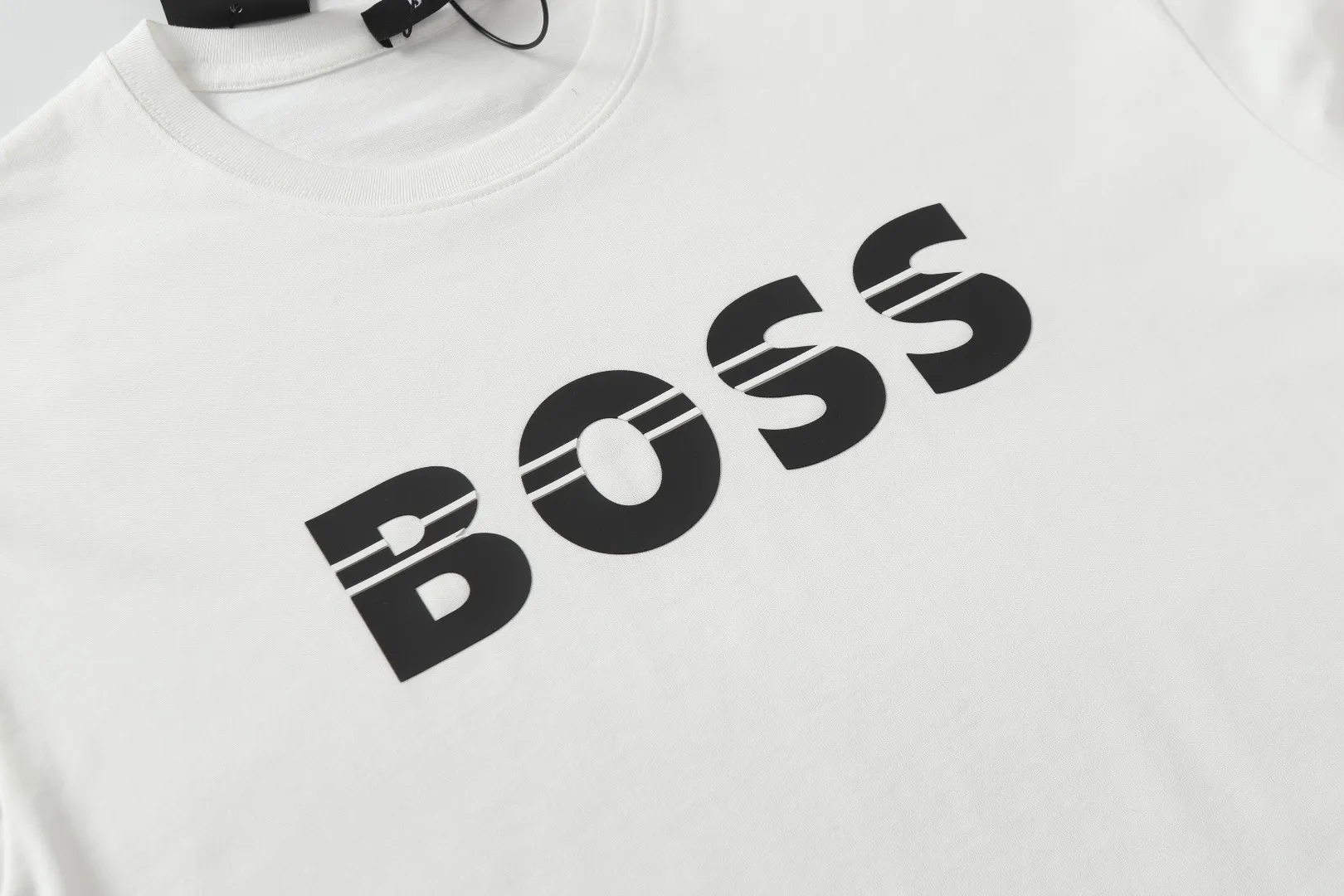 Boss 2025 New Arrival tee 1×1 ， Same Style logo ， ， oxs 。 ：Black，White。 Size：xs-L