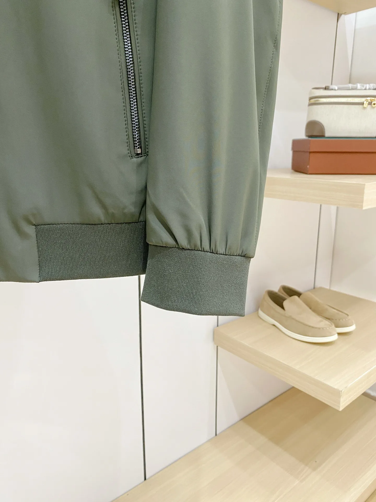 BOSS ：Classic ， ， ， ， ， ， 。 ： ， ， ， ， Lightweight 。 ： 、Navy Blue、 ， ， ， 、 、 。 ： ， ； ， ； ， ， Quality。 Sizes：M‑4XL
