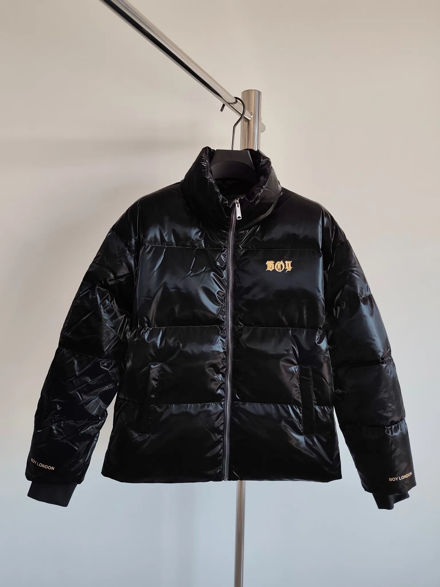 BOY LONDON New Arrival Flying Eagle Down Jacket for Couples "Functional Brake, BOY Flying Eagle Jacket Keeps You Warm All Winter" Made by a large foreign trade factory, the fabric is made of D high-density twill nylon waterproof fabric, and the upper body is wide and stylish. The access control zipper adopts a customized No. 8 teeth genuine copper and black gold zipper, and the slider YKK base is custom molded, giving it a high-end feel. The cover buckle and bottom buckle are all custom-made with hand-touch lacquer craftsmanship, 100% authentic. The big eagle print design on the back adopts fully imported environmentally friendly printing, which will not degumming or cracking at all. Trendy winter cycling style for men and women to keep warm, a must-have for coolness ~