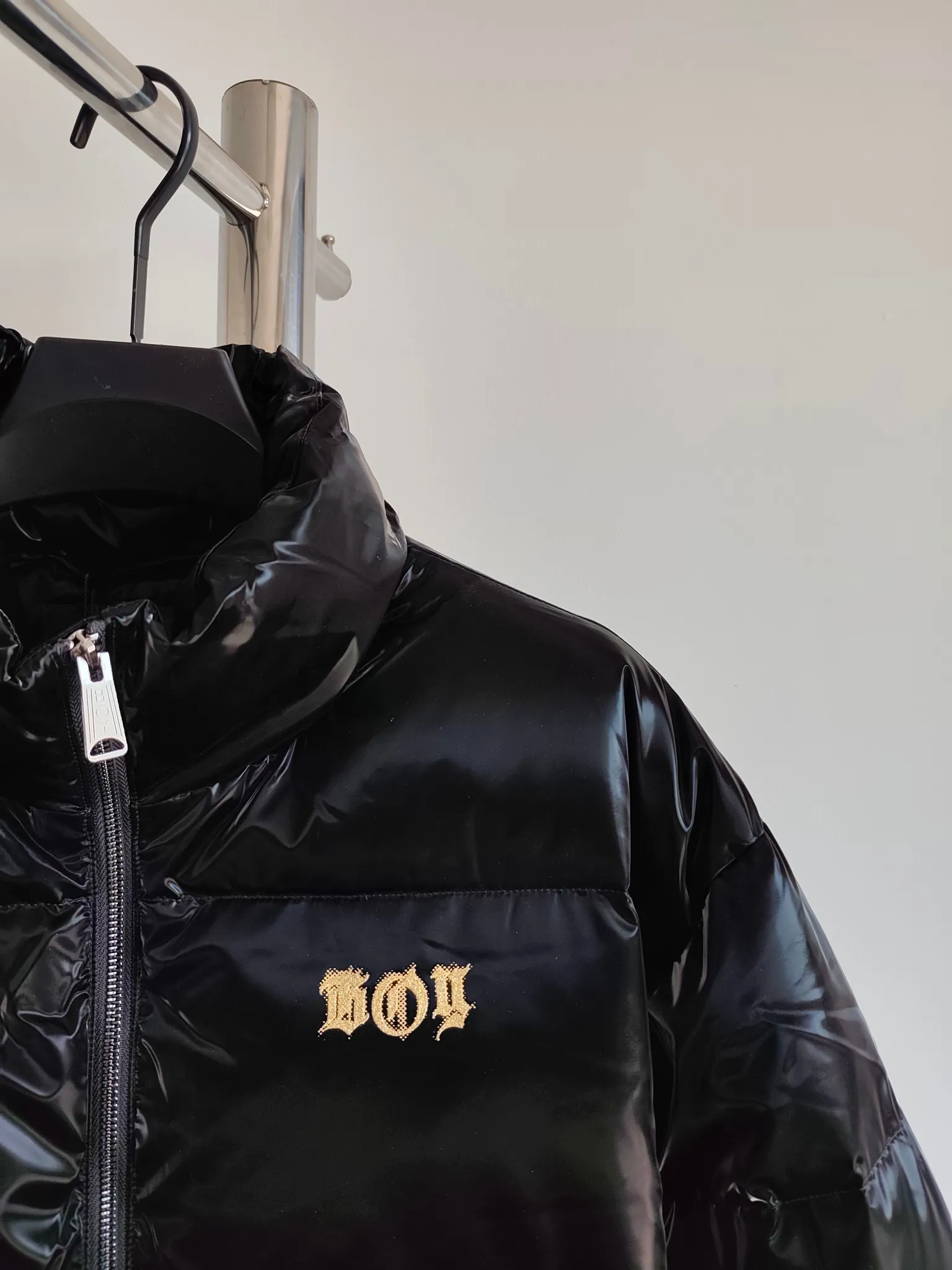 BOY LONDON New Arrival Flying Eagle Down Jacket for Couples "Functional Brake, BOY Flying Eagle Jacket Keeps You Warm All Winter" Made by a large foreign trade factory, the fabric is made of D high-density twill nylon waterproof fabric, and the upper body is wide and stylish. The access control zipper adopts a customized No. 8 teeth genuine copper and black gold zipper, and the slider YKK base is custom molded, giving it a high-end feel. The cover buckle and bottom buckle are all custom-made with hand-touch lacquer craftsmanship, 100% authentic. The big eagle print design on the back adopts fully imported environmentally friendly printing, which will not degumming or cracking at all. Trendy winter cycling style for men and women to keep warm, a must-have for coolness ~