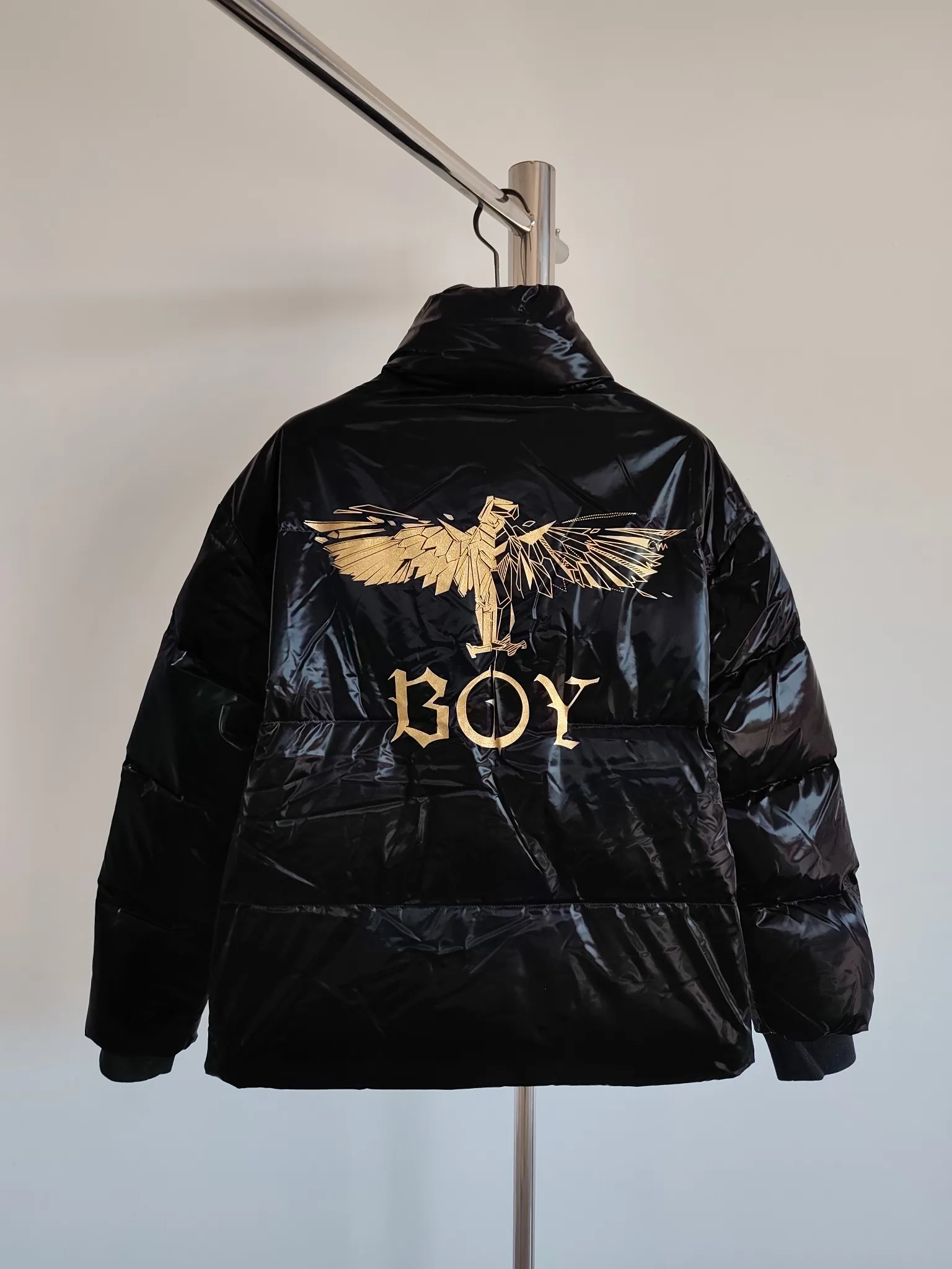 BOY LONDON New Arrival Flying Eagle Down Jacket for Couples "Functional Brake, BOY Flying Eagle Jacket Keeps You Warm All Winter" Made by a large foreign trade factory, the fabric is made of D high-density twill nylon waterproof fabric, and the upper body is wide and stylish. The access control zipper adopts a customized No. 8 teeth genuine copper and black gold zipper, and the slider YKK base is custom molded, giving it a high-end feel. The cover buckle and bottom buckle are all custom-made with hand-touch lacquer craftsmanship, 100% authentic. The big eagle print design on the back adopts fully imported environmentally friendly printing, which will not degumming or cracking at all. Trendy winter cycling style for men and women to keep warm, a must-have for coolness ~
