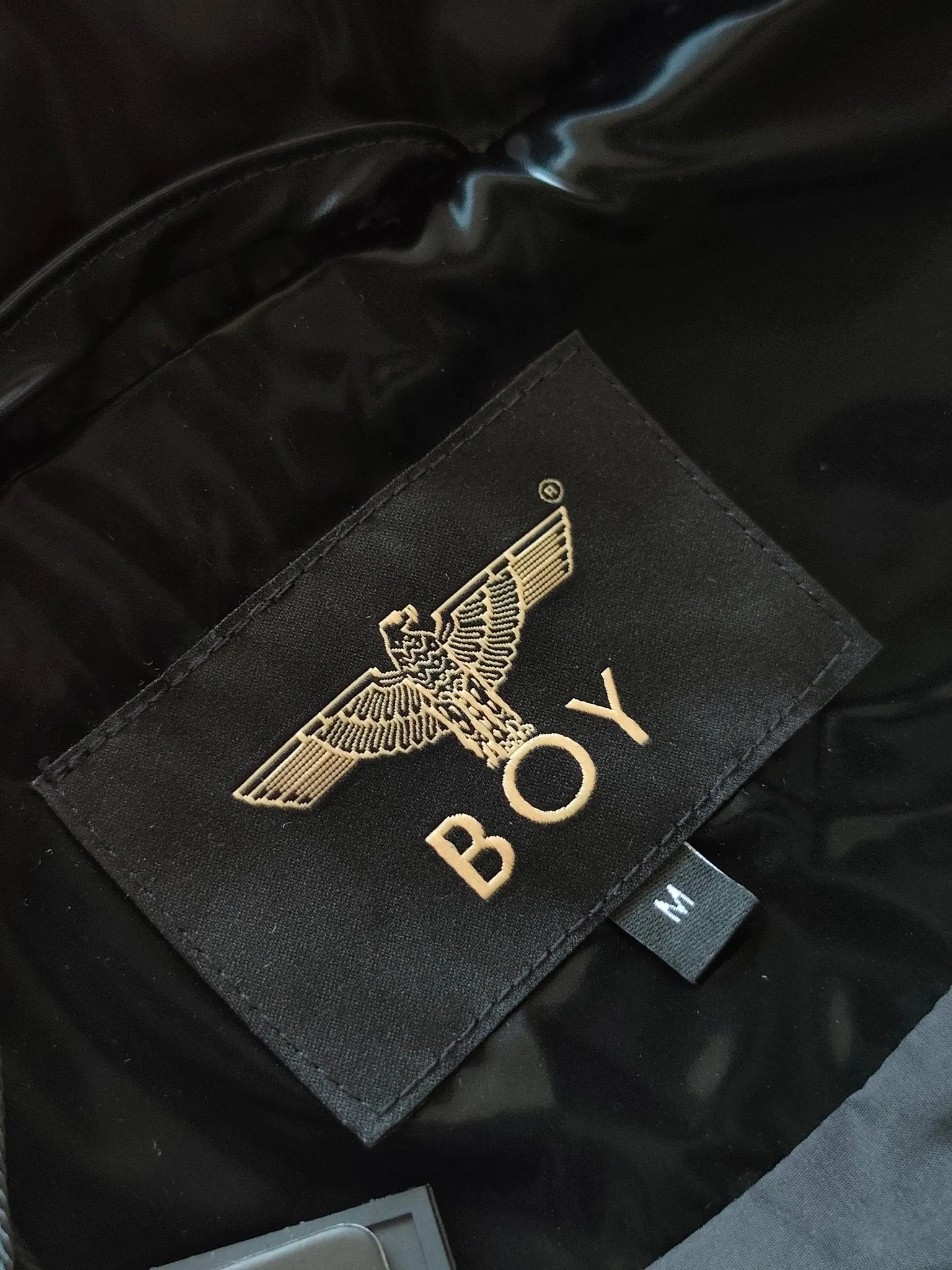 BOY LONDON New Arrival Flying Eagle Down Jacket for Couples "Functional Brake, BOY Flying Eagle Jacket Keeps You Warm All Winter" Made by a large foreign trade factory, the fabric is made of D high-density twill nylon waterproof fabric, and the upper body is wide and stylish. The access control zipper adopts a customized No. 8 teeth genuine copper and black gold zipper, and the slider YKK base is custom molded, giving it a high-end feel. The cover buckle and bottom buckle are all custom-made with hand-touch lacquer craftsmanship, 100% authentic. The big eagle print design on the back adopts fully imported environmentally friendly printing, which will not degumming or cracking at all. Trendy winter cycling style for men and women to keep warm, a must-have for coolness ~