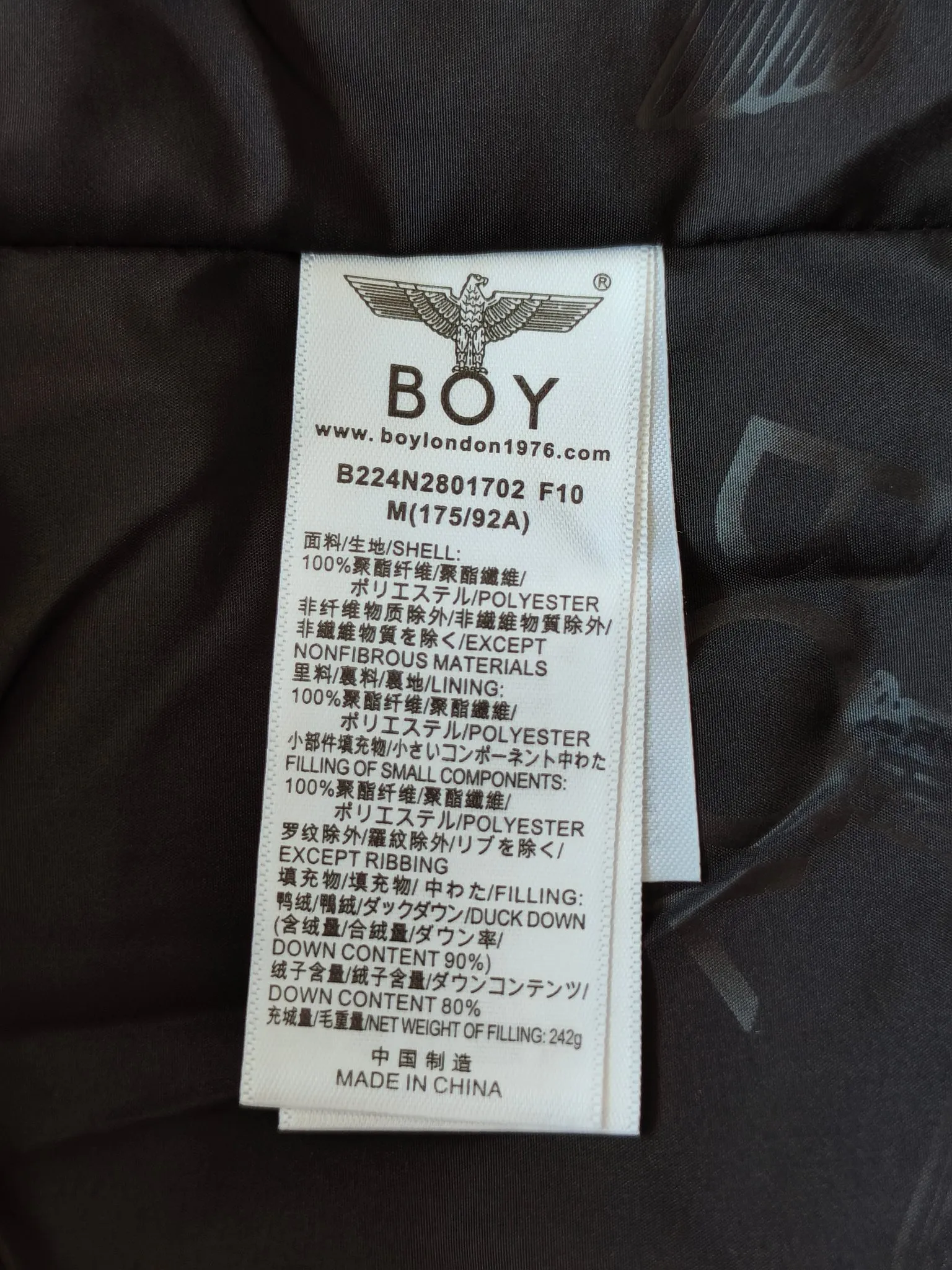 BOY LONDON New Arrival Flying Eagle Down Jacket for Couples "Functional Brake, BOY Flying Eagle Jacket Keeps You Warm All Winter" Made by a large foreign trade factory, the fabric is made of D high-density twill nylon waterproof fabric, and the upper body is wide and stylish. The access control zipper adopts a customized No. 8 teeth genuine copper and black gold zipper, and the slider YKK base is custom molded, giving it a high-end feel. The cover buckle and bottom buckle are all custom-made with hand-touch lacquer craftsmanship, 100% authentic. The big eagle print design on the back adopts fully imported environmentally friendly printing, which will not degumming or cracking at all. Trendy winter cycling style for men and women to keep warm, a must-have for coolness ~