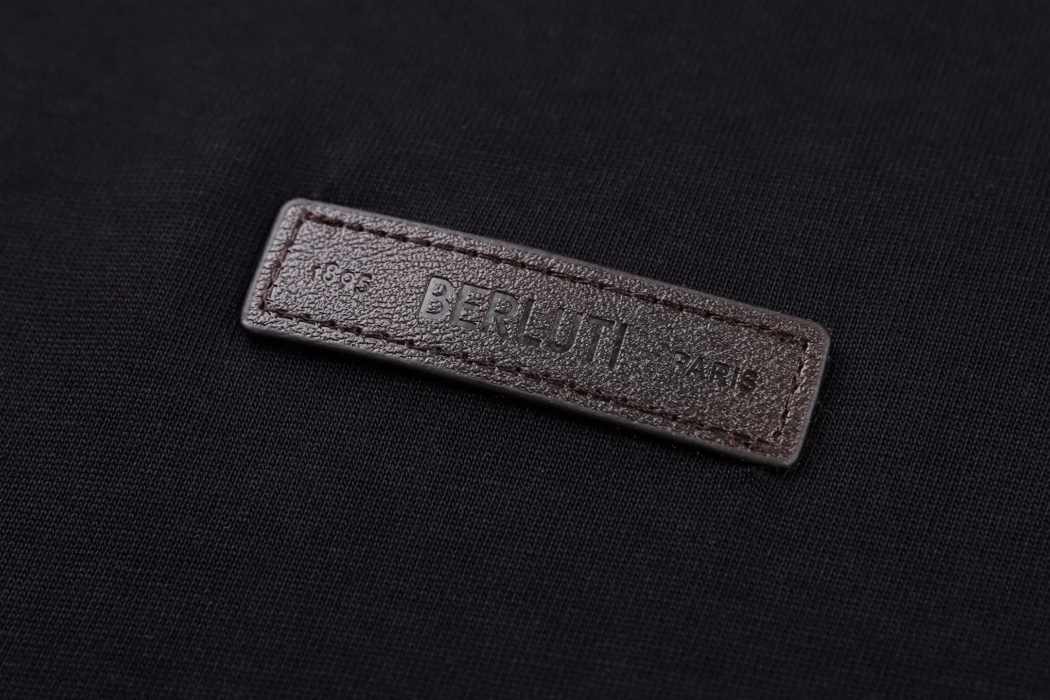 Berluti 26SS round neck logo leather logo cotton T-shirt ●Authentic 4900 purchase and development ●50 double-ply pima cotton fabric 170 grams ●1*1 matching rib gram ●Template embroidery ●Fabric enzyme washing ●Customized 1:1 leather label ●Customized 1:1 trademark ●Fit version ●Size: S M L XL ●Style number: 26290/8A#00 ●(Original money style straight up)