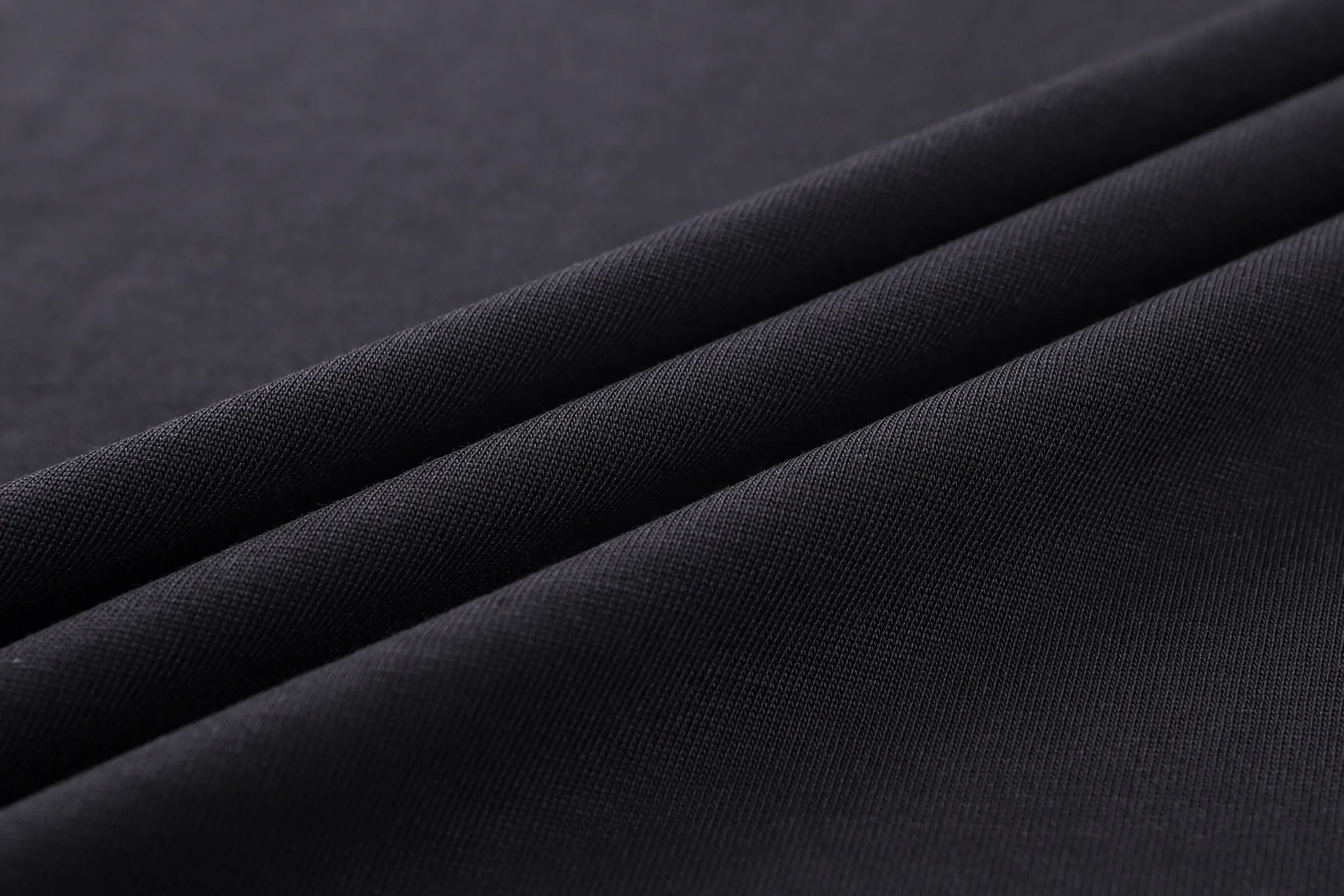 Berluti 26SS round neck logo leather logo cotton T-shirt ●Authentic 4900 purchase and development ●50 double-ply pima cotton fabric 170 grams ●1*1 matching rib gram ●Template embroidery ●Fabric enzyme washing ●Customized 1:1 leather label ●Customized 1:1 trademark ●Fit version ●Size: S M L XL ●Style number: 26290/8A#00 ●(Original money style straight up)