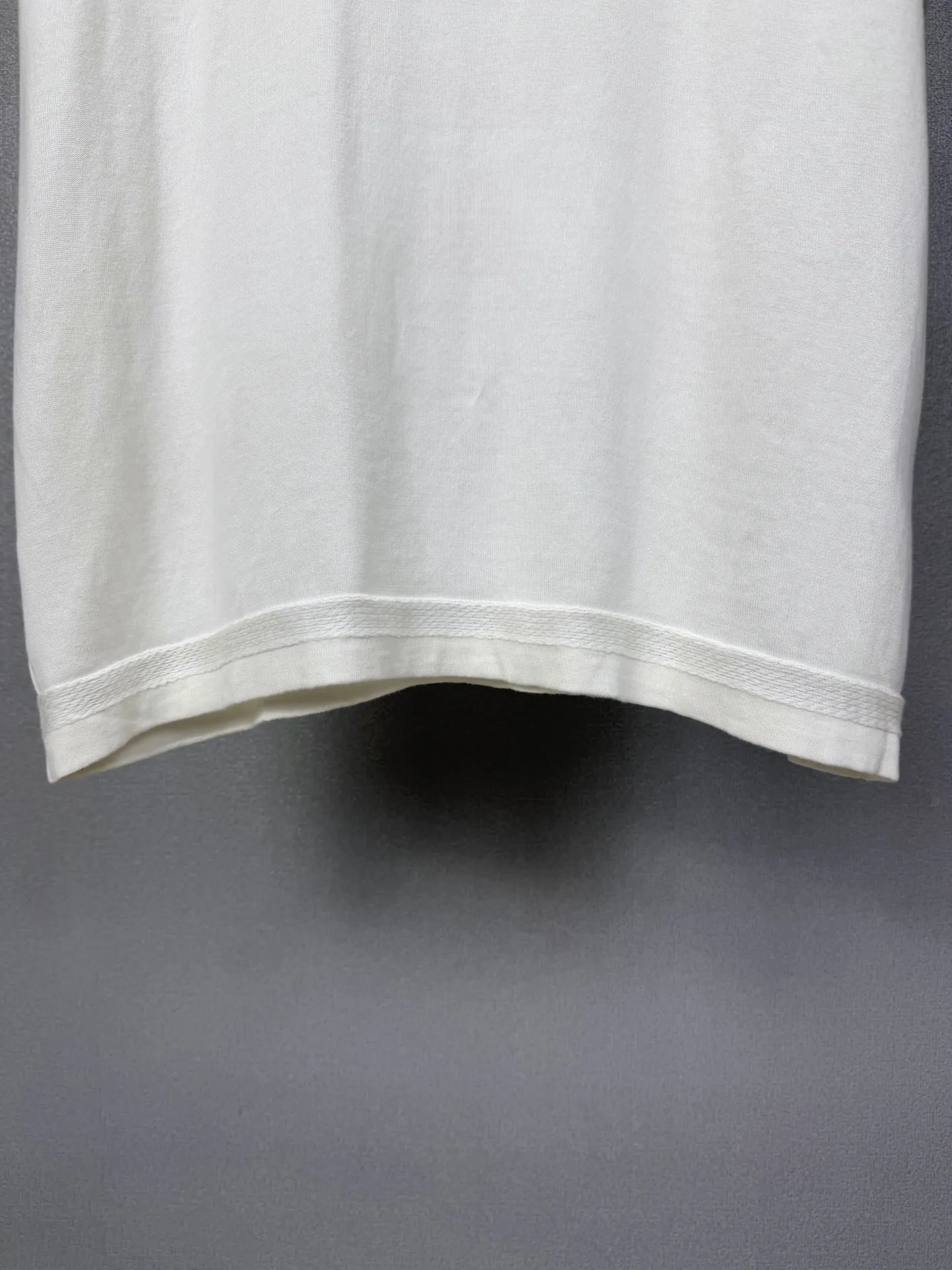 (Top version) BERLUTI 2026 New Arrival Couple style round neck knitted short sleeves with small logo embroidered on the chest. High version. High version. 16-gauge cotton blended material, skin-friendly, non-sticky, no pilling, very soft to the touch, super comfortable. Fashionable and individual. Super Versatile, beautiful knitted short sleeves. Very suitable for both men and women. A must-have for everyone. Packaging, tag, collar label, washed wheat, complete👍 Color: White Size：S-XL