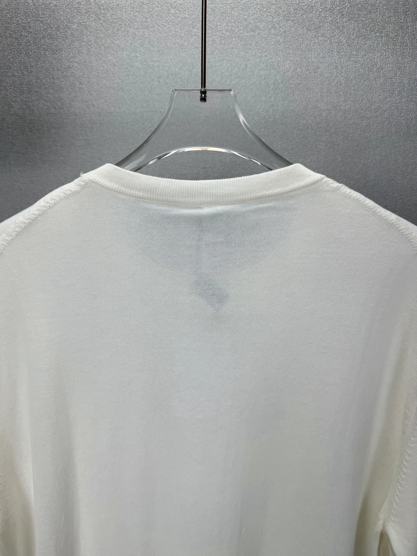 (Top version) BERLUTI 2026 New Arrival Couple style round neck knitted short sleeves with small logo embroidered on the chest. High version. High version. 16-gauge cotton blended material, skin-friendly, non-sticky, no pilling, very soft to the touch, super comfortable. Fashionable and individual. Super Versatile, beautiful knitted short sleeves. Very suitable for both men and women. A must-have for everyone. Packaging, tag, collar label, washed wheat, complete👍 Color: White Size：S-XL