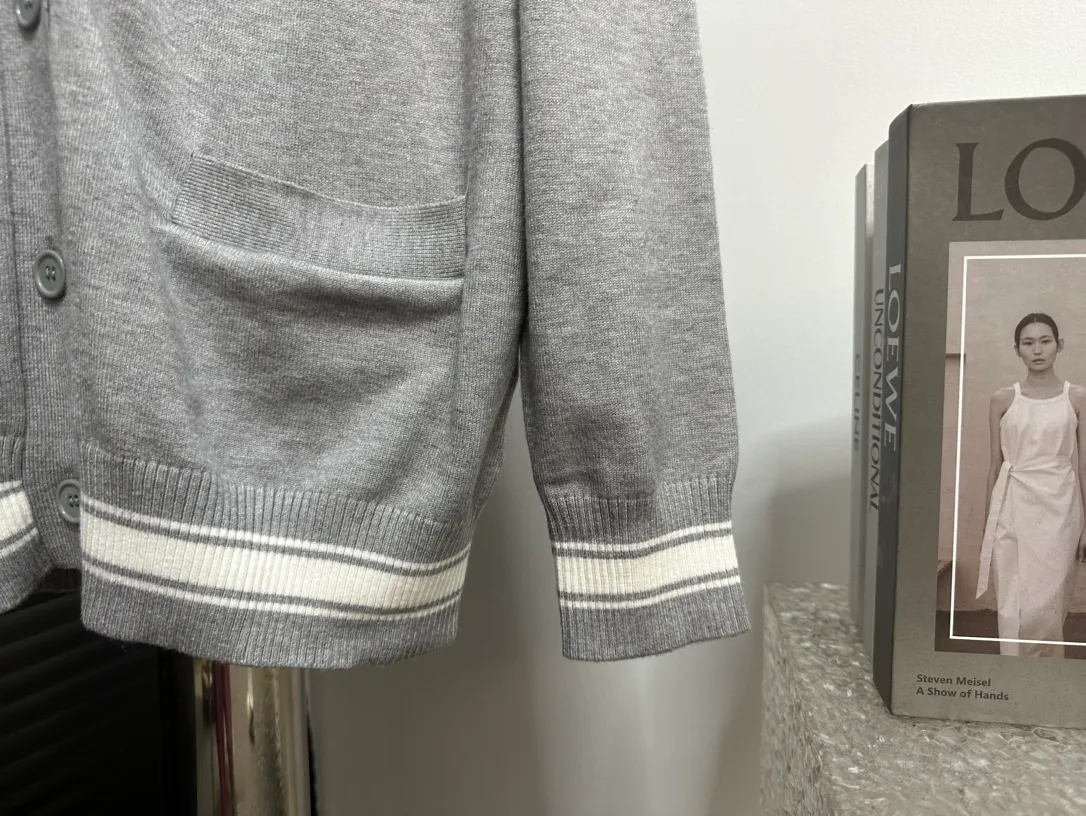 【Cain Klein 】 24FW v ® 𝐂𝐤 Gray ➕ 𝐂𝐤 Classic Light Gray logo logo ( ) Size：S-XL