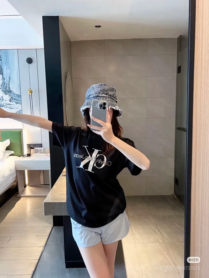85 ：G Calvin Klein New Arrival CK + T 【 Hot Sale｜ Same Style｜ CK 】 1️⃣ 26 ， 、Breathable ，Oversize ， ！ 2️⃣ Classic CK + ， ， ， / ， ， 3️⃣ Quality 3 12 ， 1:1 ， ， 、 、 ：White Black Same Style Size：S M L XL ⚠️ Size ： ， ， 3cm