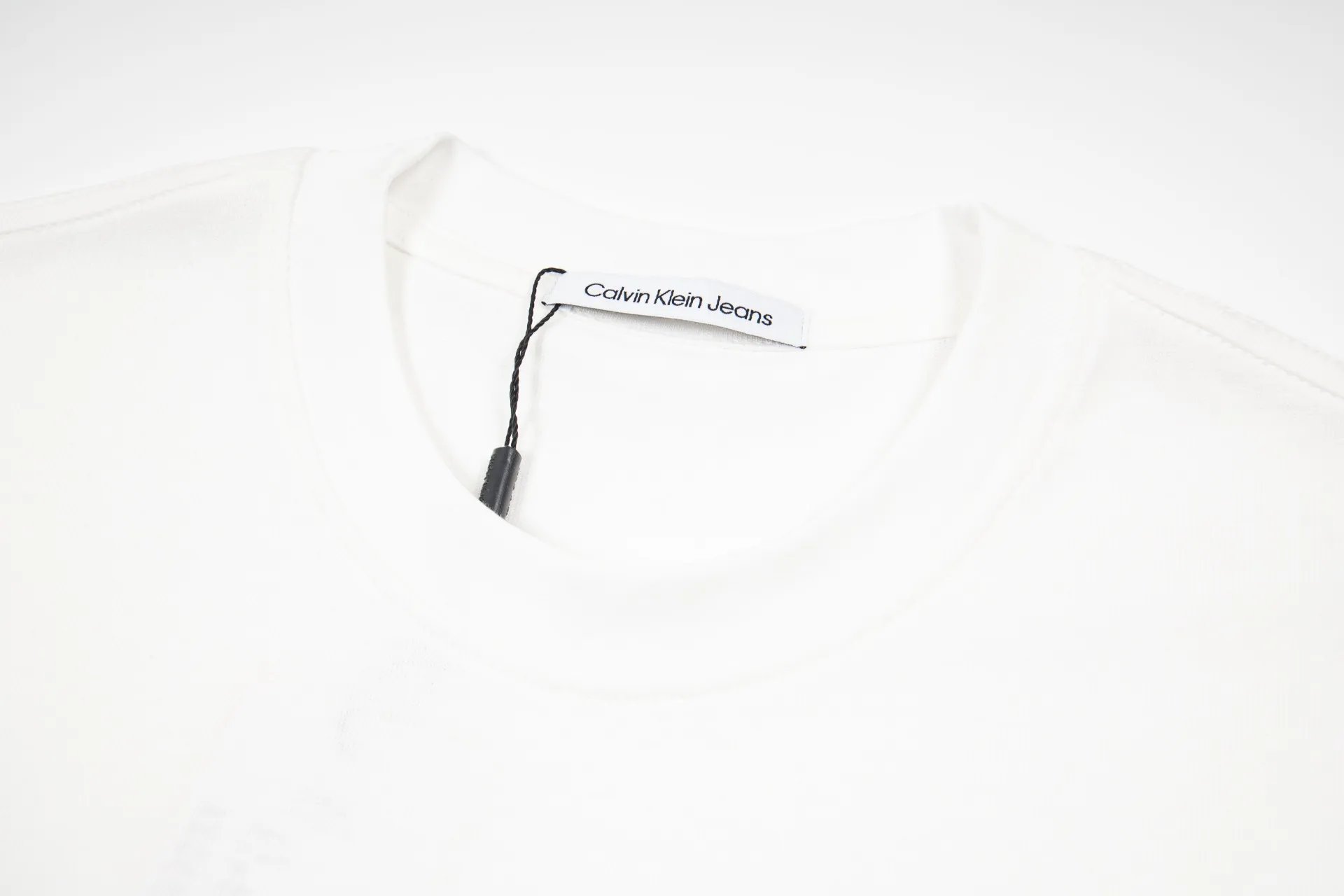 85 ：G Calvin Klein New Arrival CK + T 【 Hot Sale｜ Same Style｜ CK 】 1️⃣ 26 ， 、Breathable ，Oversize ， ！ 2️⃣ Classic CK + ， ， ， / ， ， 3️⃣ Quality 3 12 ， 1:1 ， ， 、 、 ：White Black Same Style Size：S M L XL ⚠️ Size ： ， ， 3cm