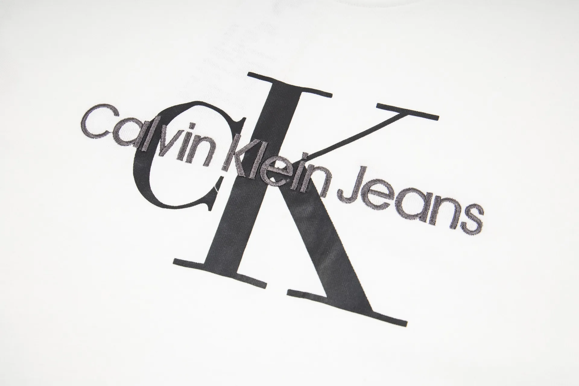 85 ：G Calvin Klein New Arrival CK + T 【 Hot Sale｜ Same Style｜ CK 】 1️⃣ 26 ， 、Breathable ，Oversize ， ！ 2️⃣ Classic CK + ， ， ， / ， ， 3️⃣ Quality 3 12 ， 1:1 ， ， 、 、 ：White Black Same Style Size：S M L XL ⚠️ Size ： ， ， 3cm