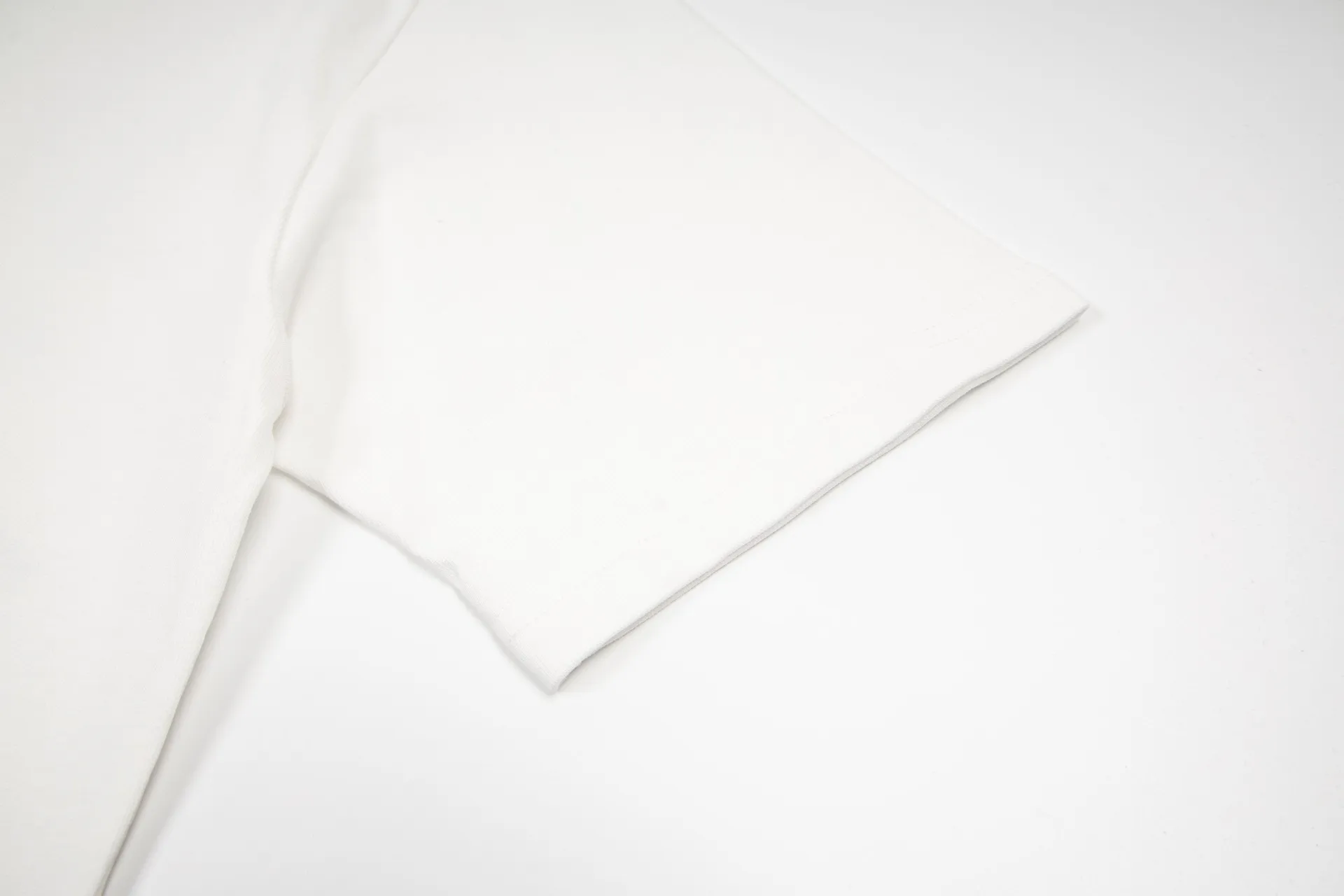 85 ：G Calvin Klein New Arrival CK + T 【 Hot Sale｜ Same Style｜ CK 】 1️⃣ 26 ， 、Breathable ，Oversize ， ！ 2️⃣ Classic CK + ， ， ， / ， ， 3️⃣ Quality 3 12 ， 1:1 ， ， 、 、 ：White Black Same Style Size：S M L XL ⚠️ Size ： ， ， 3cm