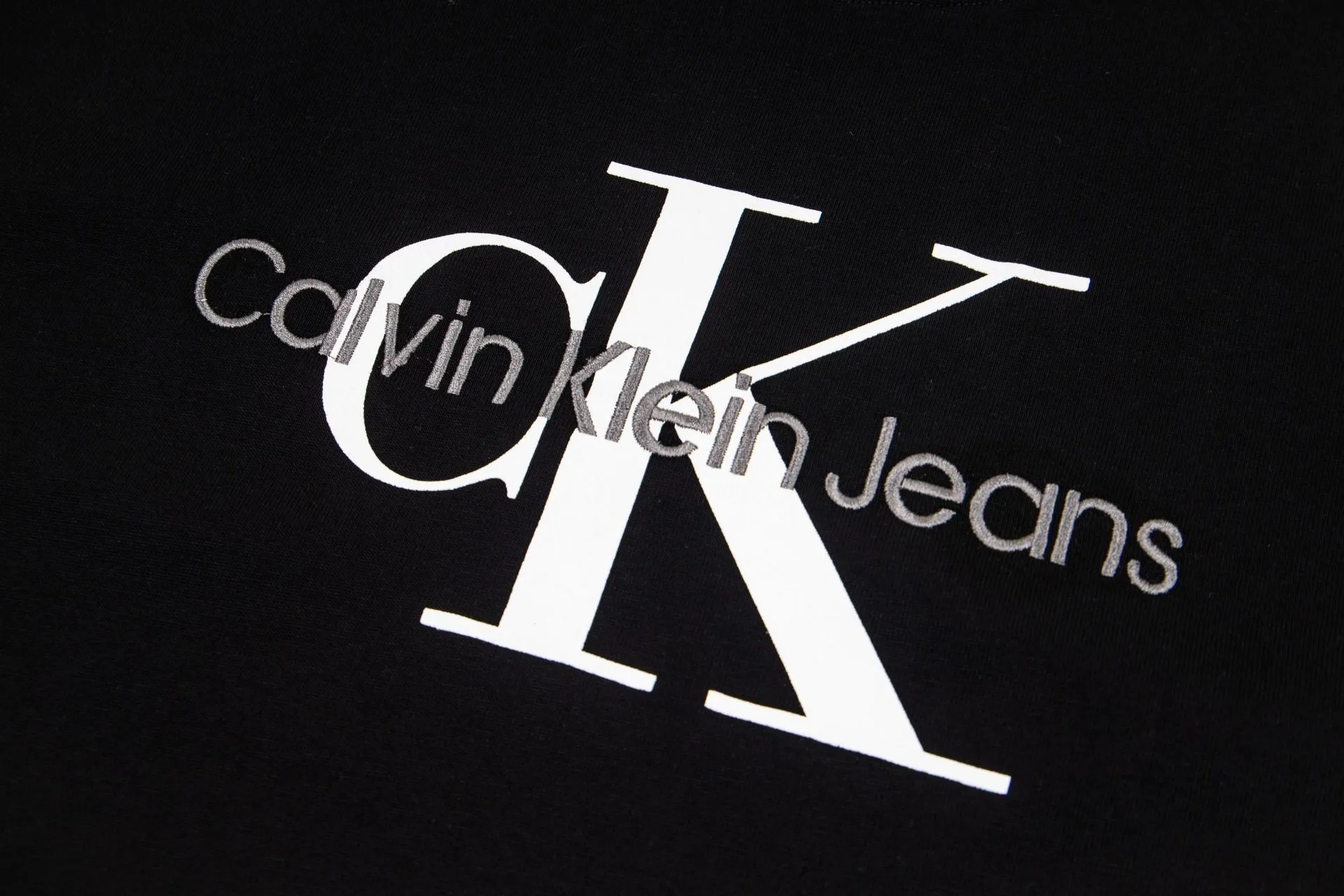 85 ：G Calvin Klein New Arrival CK + T 【 Hot Sale｜ Same Style｜ CK 】 1️⃣ 26 ， 、Breathable ，Oversize ， ！ 2️⃣ Classic CK + ， ， ， / ， ， 3️⃣ Quality 3 12 ， 1:1 ， ， 、 、 ：White Black Same Style Size：S M L XL ⚠️ Size ： ， ， 3cm