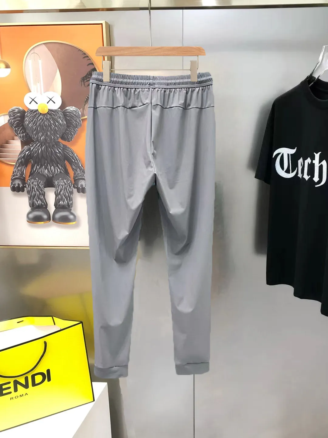 Descente summer New Arrival four-way elastic quick-drying ice silk pants! Classic Hot Sale is coming! Pure welfare! Four-way stretch fabric is famous for its elasticity, and most major brands of pants use this fabric! Comfort is the key, and the shape of these pants! Super slim! In short, whoever wears it knows it! You’ll understand when you see the real thing! The fabric is so thin that even if it is black, it is not afraid of absorbing heat in summer! The upper body is really cool! Great pants that are smooth, comfortable and anti-wrinkle! The trousers are designed with a loose waist and drawstring hems! The most comfortable and silky summer pants that I highly recommend! Breathable black technology stretch silky sports pants! Zui new technology ice silk milk silk quick-drying Breathable fabric! Bombs from all sides! Super elastic! Wear the slippery and cool fried chicken to enjoy! It can be said that it feels better than not wearing it at all! Ice silk pants that I don’t want to take off after I put them on! This is the only batch, if you grab it, you will make a profit! Color: Black Gray Size: S-XL