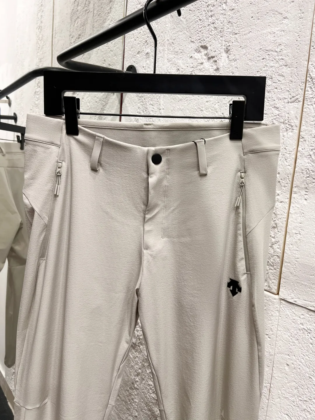 #D Descente quick-drying, small-wrinkle, water-repellent sports and casual trousers, 91% nylon + 9% spandex, nylon redefines the comfortable sports experience with real materials. The innovative fabric has the triple properties of scratch-proof, micro-elastic and breathable: anti-scratch Wear-Resistant, which can deal with daily scratches without stress; micro-elastic blessing, which allows you to stretch freely when bending and squatting; the Breathable structure accelerates air circulation, and sweat and moisture are instantly evaporated, saying goodbye to stuffiness and stickiness. The neat straight cut flatters the shape of the legs, and the high-elastic waistband fits the waist and abdomen without being tight, making it comfortable to walk, sit or lie down. Whether commuting at work, exploring outdoors, or relaxing at home, it can be perfectly adapted. It integrates technology and practicality into every inch of fabric, allowing comfort and style to go side by side, making every step light and calm. Color: Black/Cloud White Size: M-3XL