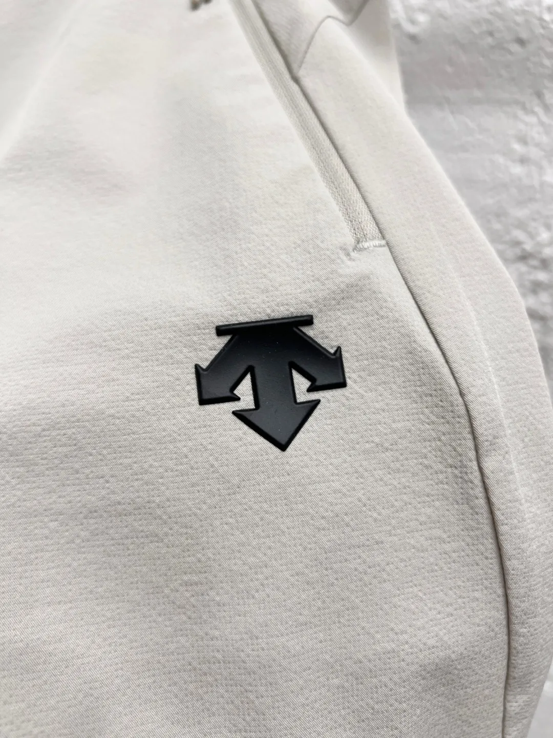 #D Descente quick-drying, small-wrinkle, water-repellent sports and casual trousers, 91% nylon + 9% spandex, nylon redefines the comfortable sports experience with real materials. The innovative fabric has the triple properties of scratch-proof, micro-elastic and breathable: anti-scratch Wear-Resistant, which can deal with daily scratches without stress; micro-elastic blessing, which allows you to stretch freely when bending and squatting; the Breathable structure accelerates air circulation, and sweat and moisture are instantly evaporated, saying goodbye to stuffiness and stickiness. The neat straight cut flatters the shape of the legs, and the high-elastic waistband fits the waist and abdomen without being tight, making it comfortable to walk, sit or lie down. Whether commuting at work, exploring outdoors, or relaxing at home, it can be perfectly adapted. It integrates technology and practicality into every inch of fabric, allowing comfort and style to go side by side, making every step light and calm. Color: Black/Cloud White Size: M-3XL