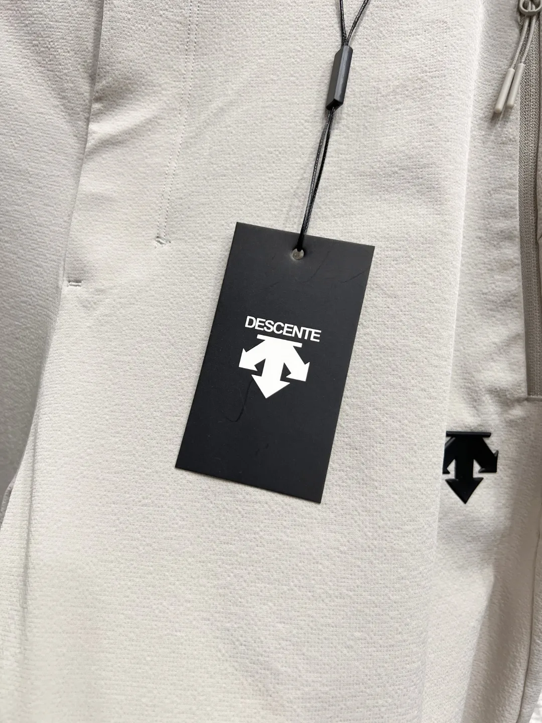 #D Descente quick-drying, small-wrinkle, water-repellent sports and casual trousers, 91% nylon + 9% spandex, nylon redefines the comfortable sports experience with real materials. The innovative fabric has the triple properties of scratch-proof, micro-elastic and breathable: anti-scratch Wear-Resistant, which can deal with daily scratches without stress; micro-elastic blessing, which allows you to stretch freely when bending and squatting; the Breathable structure accelerates air circulation, and sweat and moisture are instantly evaporated, saying goodbye to stuffiness and stickiness. The neat straight cut flatters the shape of the legs, and the high-elastic waistband fits the waist and abdomen without being tight, making it comfortable to walk, sit or lie down. Whether commuting at work, exploring outdoors, or relaxing at home, it can be perfectly adapted. It integrates technology and practicality into every inch of fabric, allowing comfort and style to go side by side, making every step light and calm. Color: Black/Cloud White Size: M-3XL