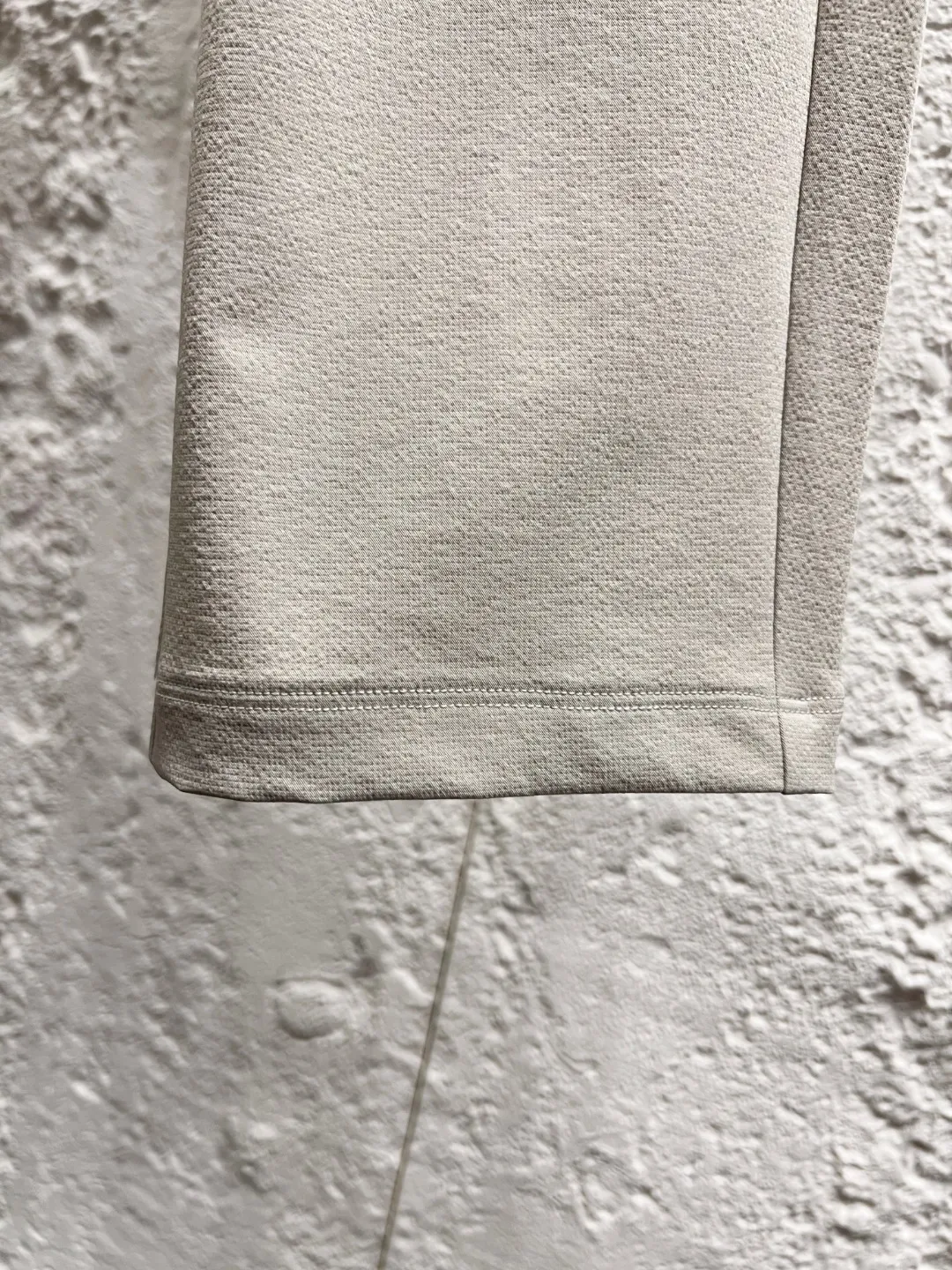 #D Descente quick-drying, small-wrinkle, water-repellent sports and casual trousers, 91% nylon + 9% spandex, nylon redefines the comfortable sports experience with real materials. The innovative fabric has the triple properties of scratch-proof, micro-elastic and breathable: anti-scratch Wear-Resistant, which can deal with daily scratches without stress; micro-elastic blessing, which allows you to stretch freely when bending and squatting; the Breathable structure accelerates air circulation, and sweat and moisture are instantly evaporated, saying goodbye to stuffiness and stickiness. The neat straight cut flatters the shape of the legs, and the high-elastic waistband fits the waist and abdomen without being tight, making it comfortable to walk, sit or lie down. Whether commuting at work, exploring outdoors, or relaxing at home, it can be perfectly adapted. It integrates technology and practicality into every inch of fabric, allowing comfort and style to go side by side, making every step light and calm. Color: Black/Cloud White Size: M-3XL