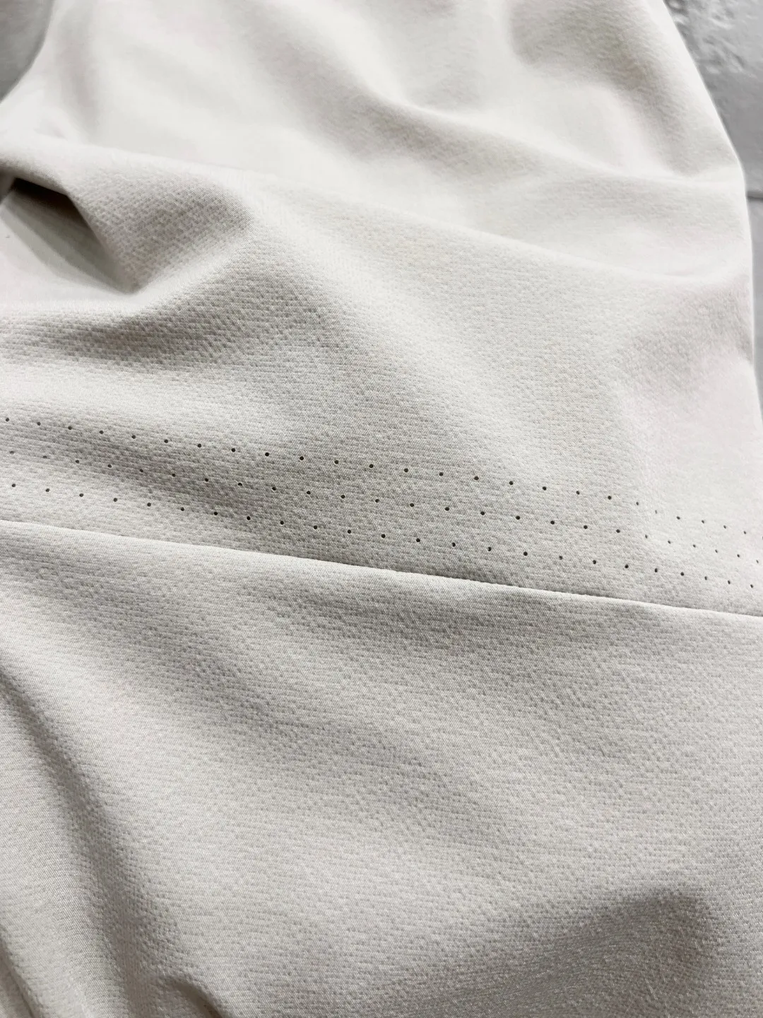 #D Descente quick-drying, small-wrinkle, water-repellent sports and casual trousers, 91% nylon + 9% spandex, nylon redefines the comfortable sports experience with real materials. The innovative fabric has the triple properties of scratch-proof, micro-elastic and breathable: anti-scratch Wear-Resistant, which can deal with daily scratches without stress; micro-elastic blessing, which allows you to stretch freely when bending and squatting; the Breathable structure accelerates air circulation, and sweat and moisture are instantly evaporated, saying goodbye to stuffiness and stickiness. The neat straight cut flatters the shape of the legs, and the high-elastic waistband fits the waist and abdomen without being tight, making it comfortable to walk, sit or lie down. Whether commuting at work, exploring outdoors, or relaxing at home, it can be perfectly adapted. It integrates technology and practicality into every inch of fabric, allowing comfort and style to go side by side, making every step light and calm. Color: Black/Cloud White Size: M-3XL