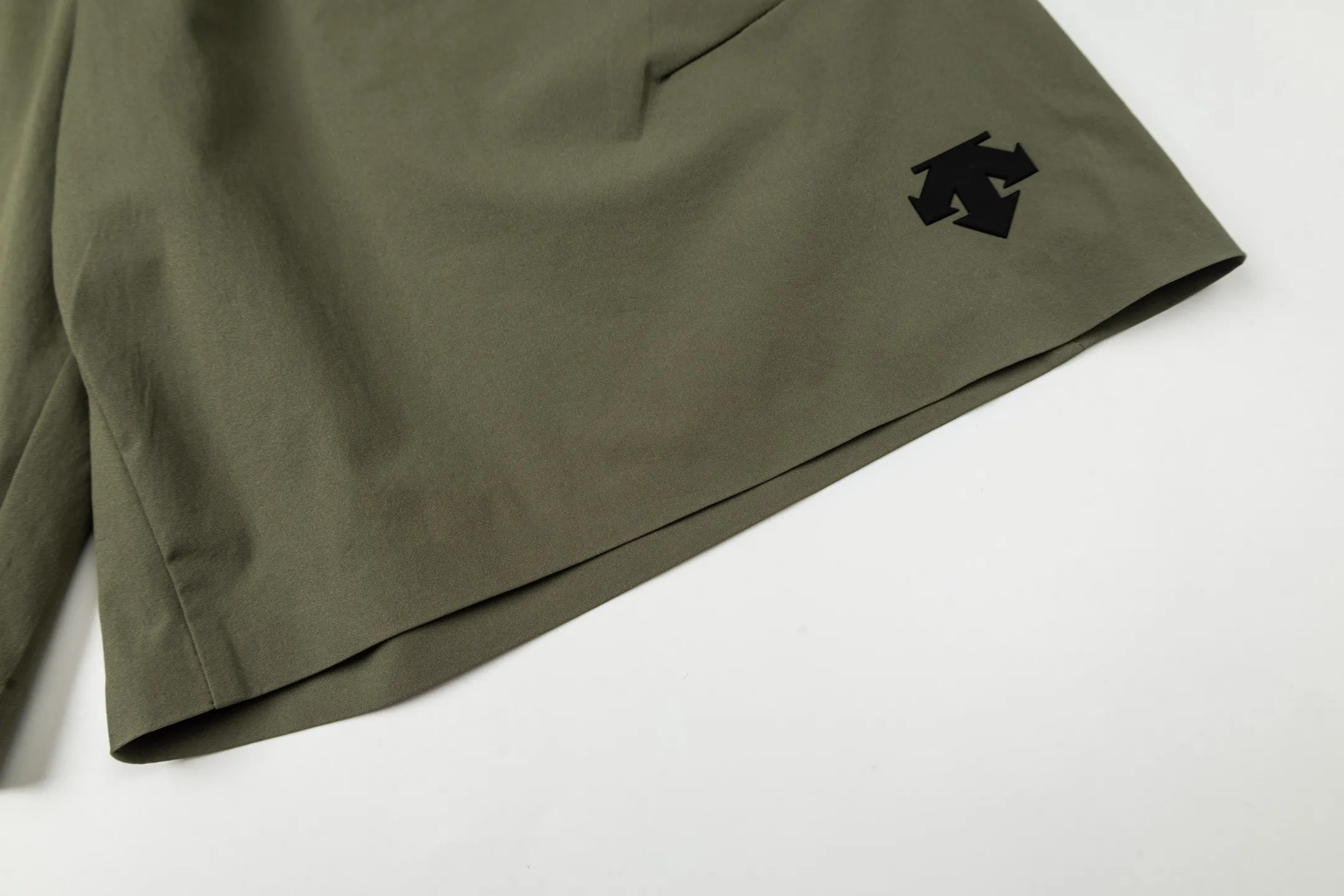 New 95 DESCENTE RUNNINGSeries men's water-repellent Breathable ACTIVE woven shorts. The fabric is delicate to the touch, elastic, soft and skin-friendly. It also has a touch-cooling feel and UPF 125+ anti-UV function. It is cut with an ACTIVE sports version. The upper body is comfortable and fit, giving the legs flexibility and stretch, improving sports performance. It is suitable for various leisure sports scenes.