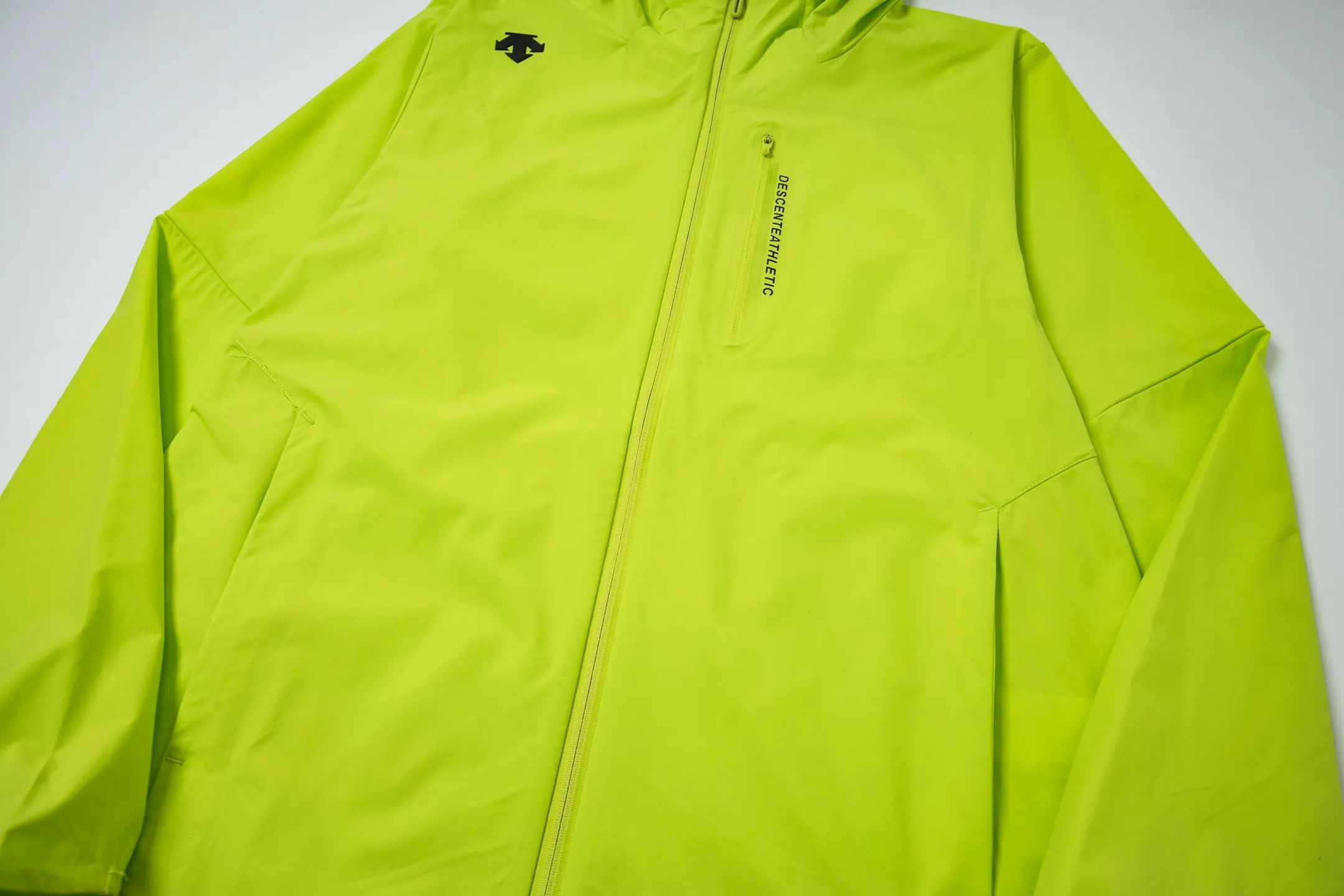 New 125 DESCENTE TRAINING couple sun protection clothing. The fabric is delicate to the touch, soft and skin-friendly. Fully pressed zipper pocket design on the chest. MOTION 4D tailoring to meet various occasions. Couple style for men and women. ACTIVE sports version. Woven fabric is durable and durable. Color: Fluorescent Green Black Gray White Size: M-3XL#DESCENTE