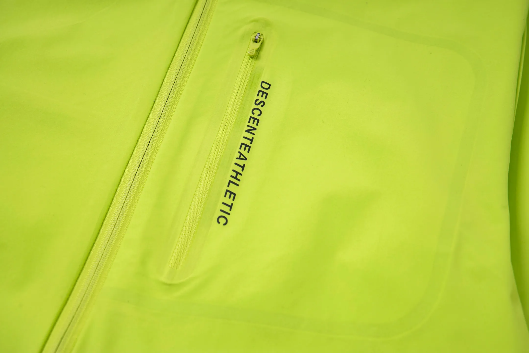 New 125 DESCENTE TRAINING couple sun protection clothing. The fabric is delicate to the touch, soft and skin-friendly. Fully pressed zipper pocket design on the chest. MOTION 4D tailoring to meet various occasions. Couple style for men and women. ACTIVE sports version. Woven fabric is durable and durable. Color: Fluorescent Green Black Gray White Size: M-3XL#DESCENTE