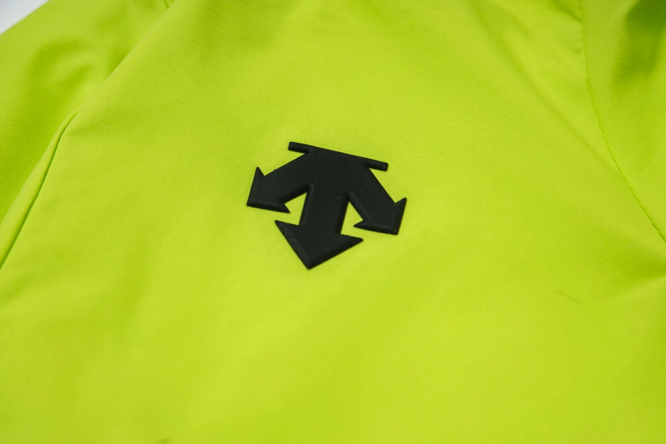 New 125 DESCENTE TRAINING couple sun protection clothing. The fabric is delicate to the touch, soft and skin-friendly. Fully pressed zipper pocket design on the chest. MOTION 4D tailoring to meet various occasions. Couple style for men and women. ACTIVE sports version. Woven fabric is durable and durable. Color: Fluorescent Green Black Gray White Size: M-3XL#DESCENTE