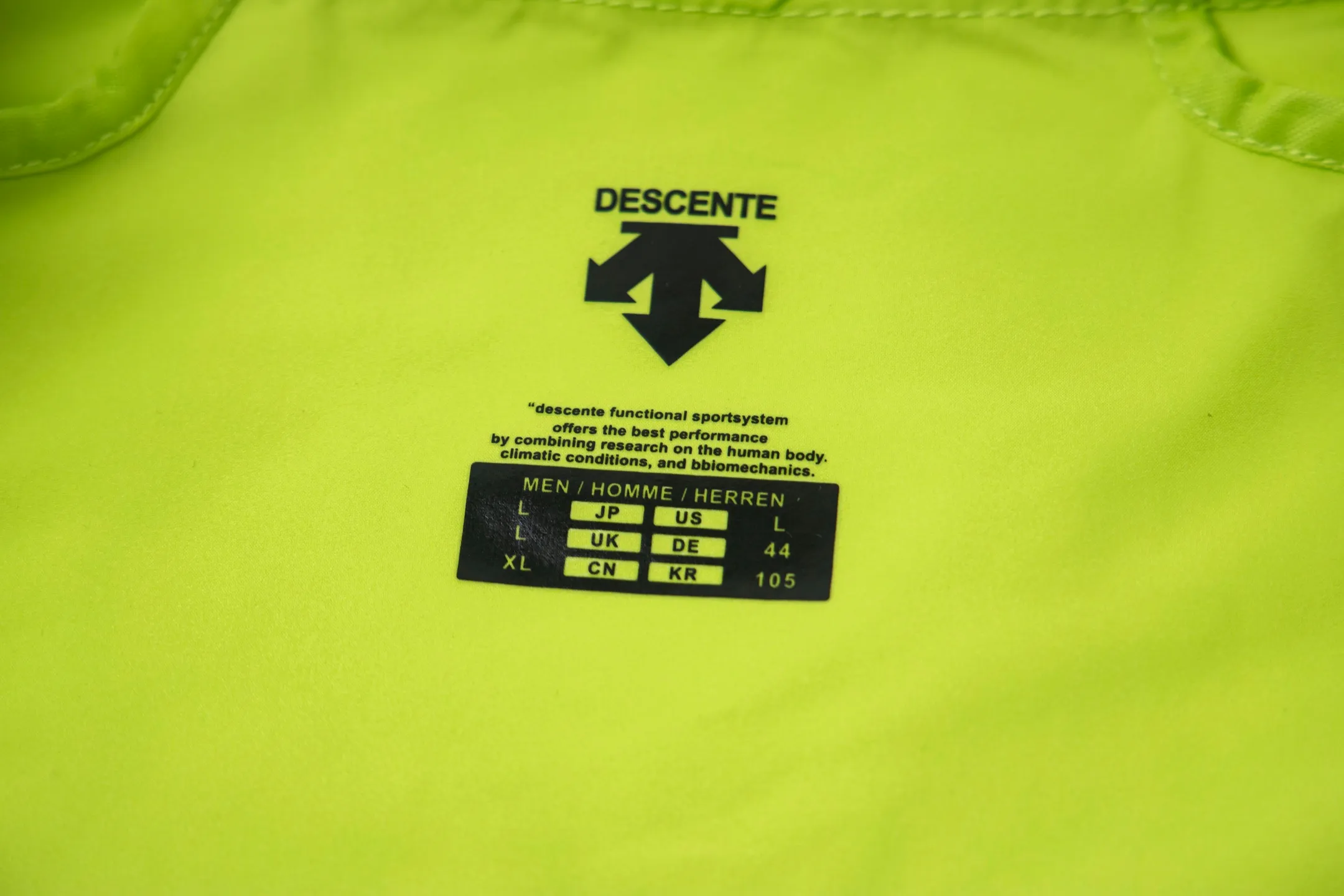 New 125 DESCENTE TRAINING couple sun protection clothing. The fabric is delicate to the touch, soft and skin-friendly. Fully pressed zipper pocket design on the chest. MOTION 4D tailoring to meet various occasions. Couple style for men and women. ACTIVE sports version. Woven fabric is durable and durable. Color: Fluorescent Green Black Gray White Size: M-3XL#DESCENTE