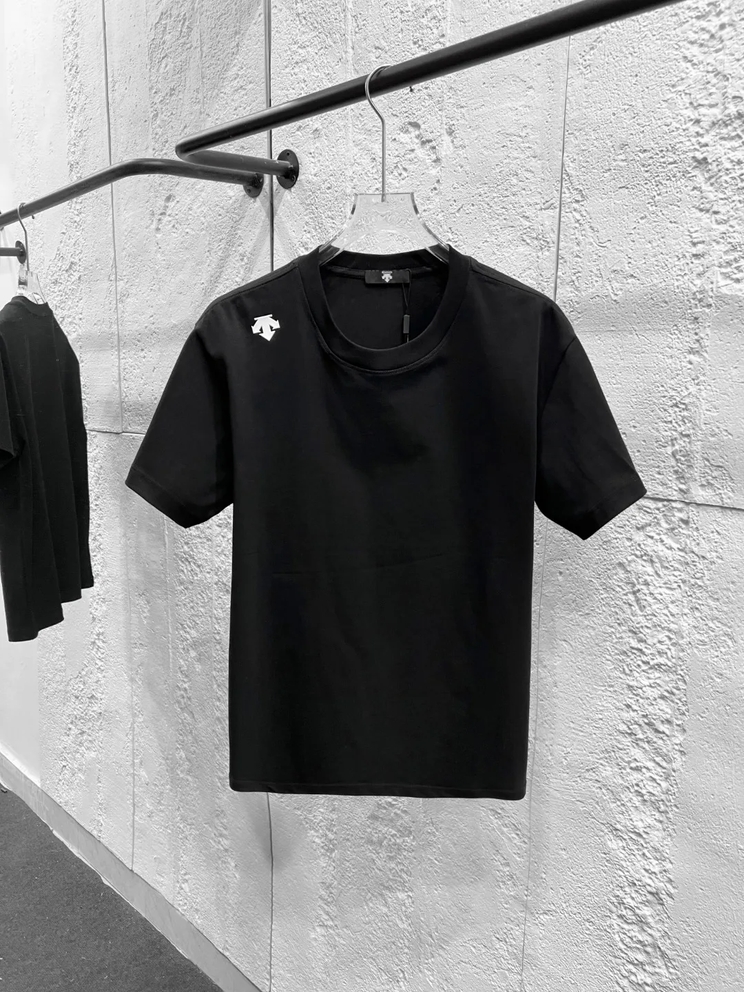 , Descente heavyweight pure cotton gram fabric texture, starting from the gram weight. This Descente short-sleeved piece is made of 100-gram heavyweight pure cotton fabric. It feels heavy in the hand and has a stiff silhouette when worn on the body. Say goodbye to the softness and cheapness of ordinary T-shirts. It is woven with double cotton material. It is thick and impermeable, has excellent drape, and is washable and wear-resistant. It is just to create a "cornerstone of your wardrobe" that can be worn with a high-end feel. Details determine the level of quality. The shoulder strap design is fully sewn from the left shoulder bag to the right shoulder, which effectively prevents shoulder collapse and improves wearing comfort. The three-pin process reinforces the neckline, eliminating the embarrassment of looseness and deformation after washing. Thanks to the high-temperature hot stamping process, the three-dimensional LOGO label is firm and not easy to fall off. Every stitch and every thread demonstrates Descente's ultimate pursuit of craftsmanship. Style, no need to be deliberate. The loose and three-dimensional cut has a crisp and stylish upper body. It can be easily worn whether paired with casual pants or sports pants. If you like thick texture and tough style, this heavyweight T-shirt is definitely not to be missed. It's not just clothes, it's a silent statement of your taste. Color: Black/White/Burgundy/Light Gray/Dark Gray/Navy Blue/Light Apricot/Coffee Brown Size: S-XXL [Maximum wear size]