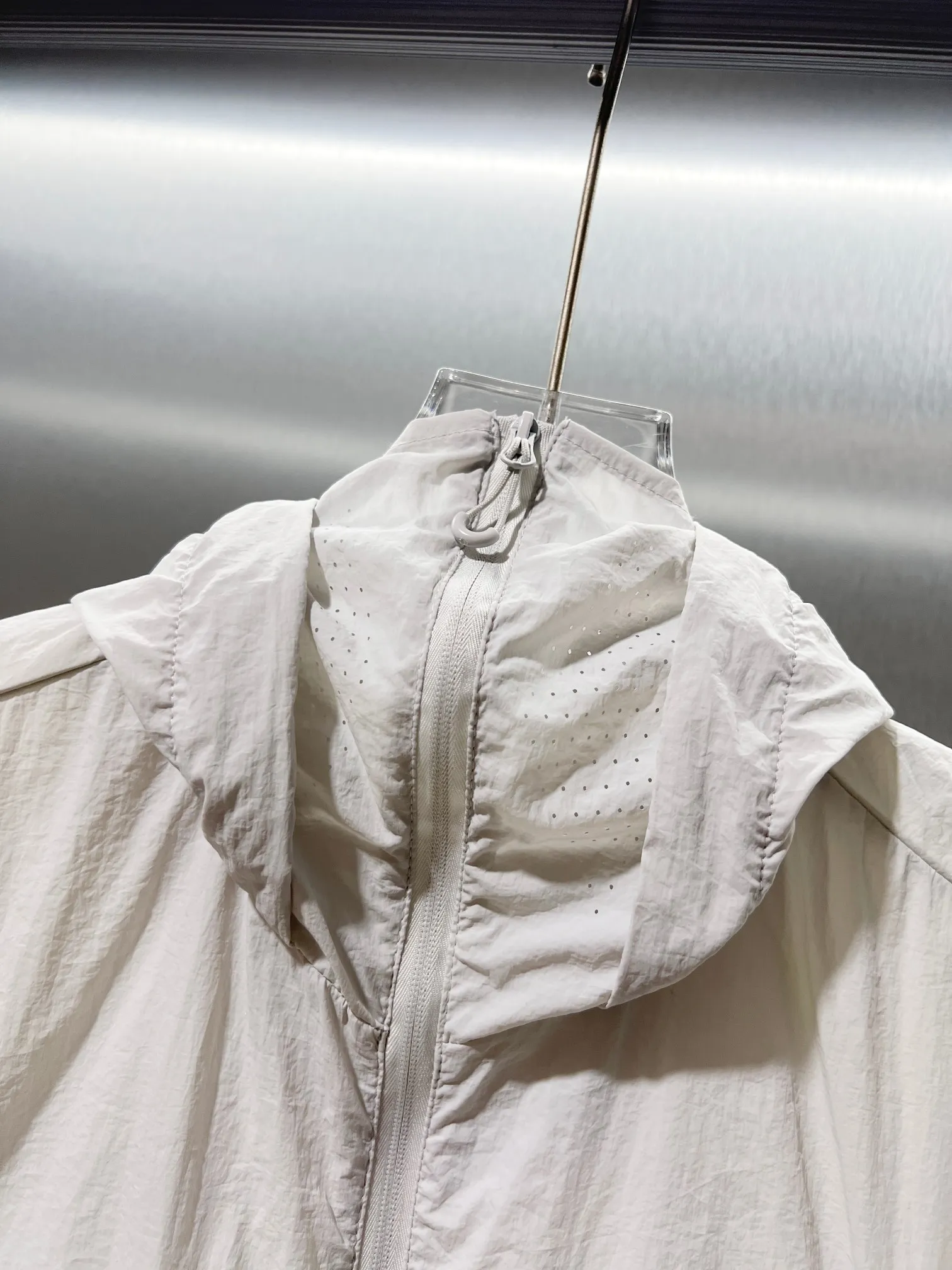 DESCENTE*Desante Classic Logo exquisite thick plate glue printing Original yarn technology blocks UV %98 hooded windbreaker sun protection jacket ✅Boutique top quality craftsmanship‼ Complete three standards ●Material 100% cotton ●Ultra-thin raw yarn ●Printing process ●Normal version ●Size: XL XXL XXXL 4XL