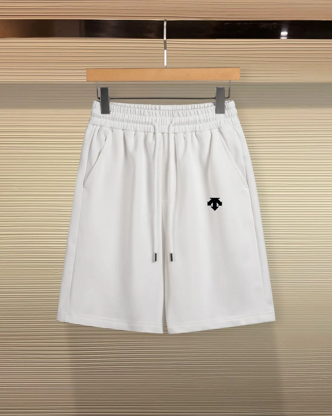 DESCENTE*Desante Classic trouser legs with letter Logo beautifully printed drawstring casual shorts✅Boutique top quality craftsmanship‼ Complete three standards ●Customized terry cotton ●Weight ●Printing process ●Customized 1:1 trademark ●Elastic + drawstring adjustable waistband ●Normal version ●Size: S M L XL