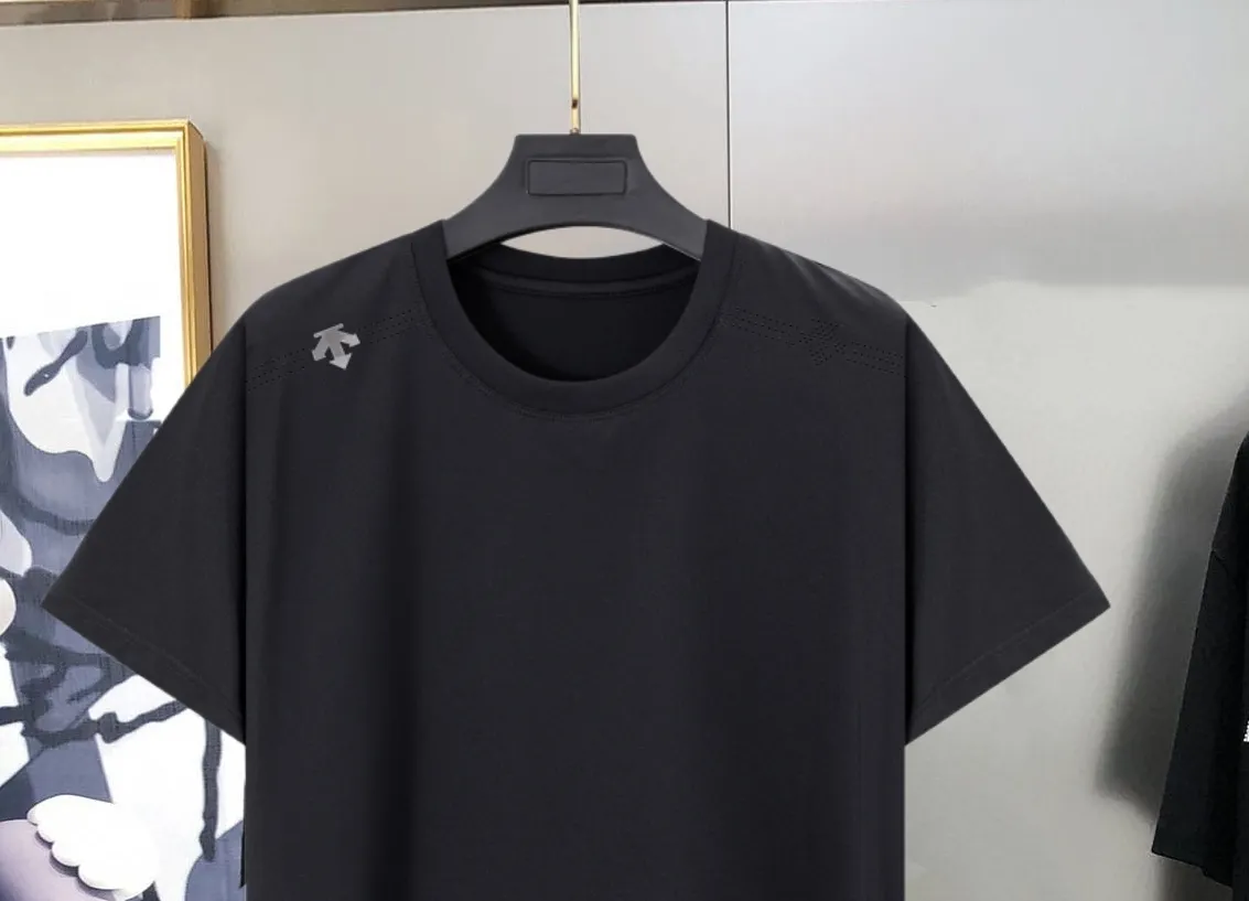 Ds/Descente 26 spring and summer new products! Ice silk cool moisture-absorbing and quick-drying elastic sports short-sleeved T-shirt! Excellent condition! The shopkeeper highly recommends! Watch online store synchronization! 86% nylon + 14% spandex! The fabric feels fresh, smooth and Breathable! Contact coolness! High bomb! Comfortable and smooth on the upper body! Breathable moisture wicking! Say goodbye to summer clinginess! Three-dimensional cutting technology! Perfect body modification! Look thinner! No matter the style or fabric, you don’t have to choose! A must-have for daily commuting, outdoor sports, cycling, running and climbing! It’s really great! You won’t regret it if you buy it! Don’t miss it if you like it! Color: Black White Gray Sizes L-5XL