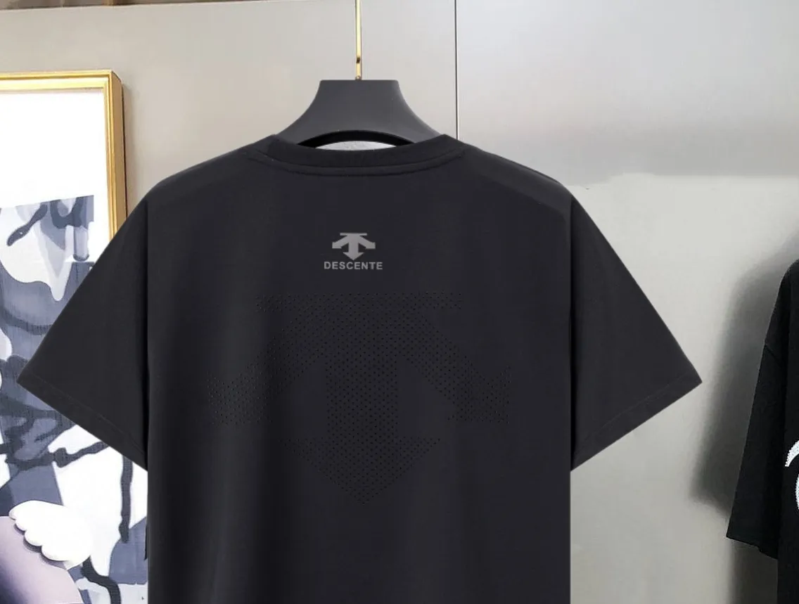 Ds/Descente 26 spring and summer new products! Ice silk cool moisture-absorbing and quick-drying elastic sports short-sleeved T-shirt! Excellent condition! The shopkeeper highly recommends! Watch online store synchronization! 86% nylon + 14% spandex! The fabric feels fresh, smooth and Breathable! Contact coolness! High bomb! Comfortable and smooth on the upper body! Breathable moisture wicking! Say goodbye to summer clinginess! Three-dimensional cutting technology! Perfect body modification! Look thinner! No matter the style or fabric, you don’t have to choose! A must-have for daily commuting, outdoor sports, cycling, running and climbing! It’s really great! You won’t regret it if you buy it! Don’t miss it if you like it! Color: Black White Gray Sizes L-5XL