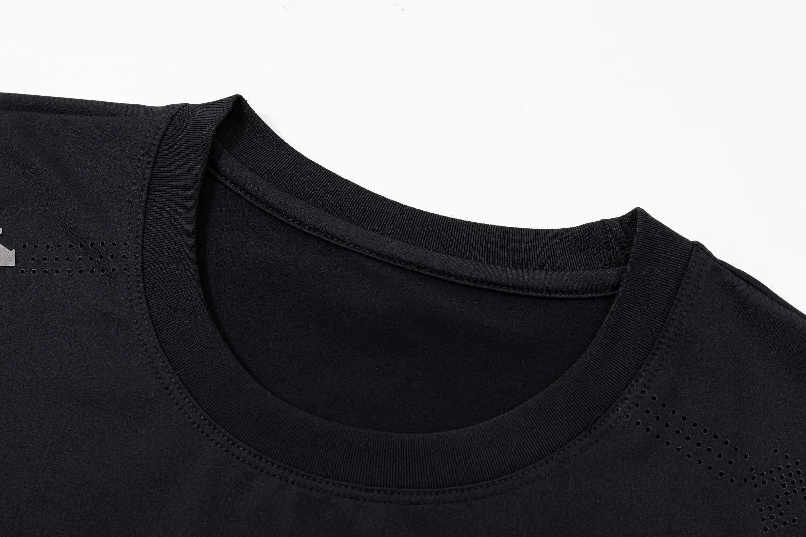 Ds/Descente 26 spring and summer new products! Ice silk cool moisture-absorbing and quick-drying elastic sports short-sleeved T-shirt! Excellent condition! The shopkeeper highly recommends! Watch online store synchronization! 86% nylon + 14% spandex! The fabric feels fresh, smooth and Breathable! Contact coolness! High bomb! Comfortable and smooth on the upper body! Breathable moisture wicking! Say goodbye to summer clinginess! Three-dimensional cutting technology! Perfect body modification! Look thinner! No matter the style or fabric, you don’t have to choose! A must-have for daily commuting, outdoor sports, cycling, running and climbing! It’s really great! You won’t regret it if you buy it! Don’t miss it if you like it! Color: Black White Gray Sizes L-5XL